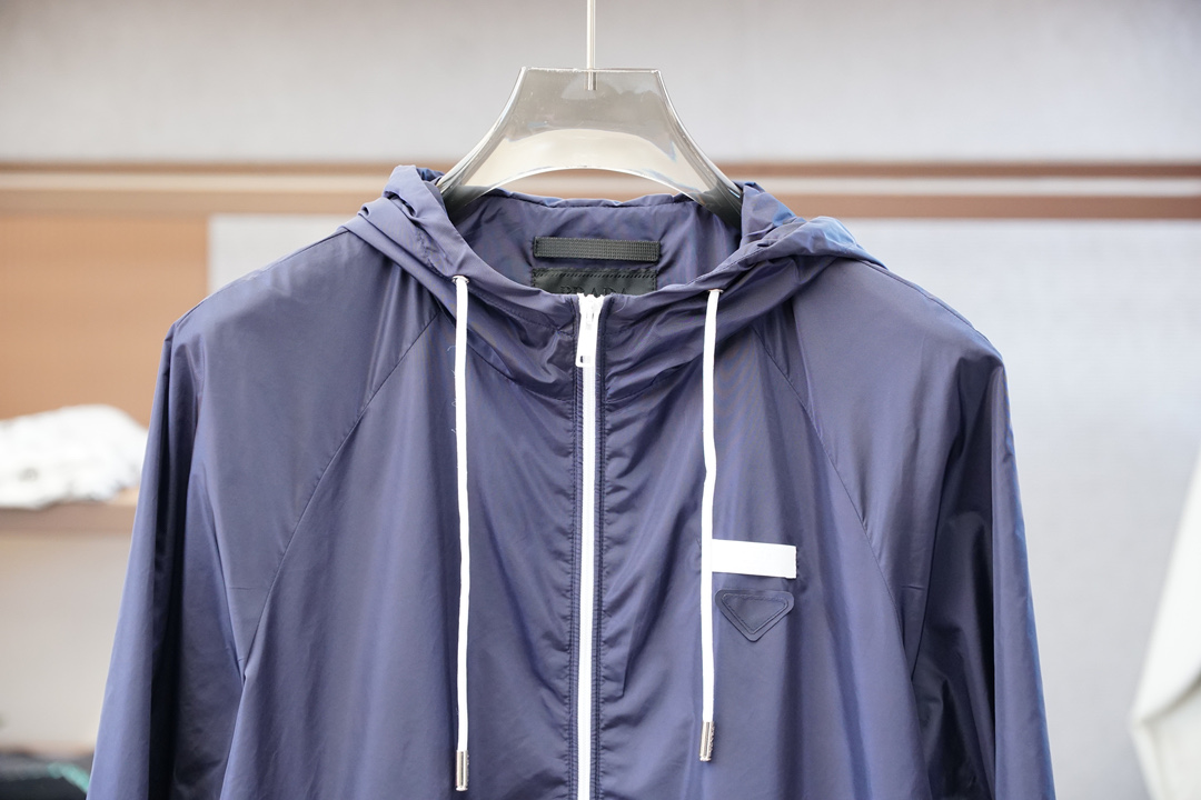 Prada普拉达/新款P家Re-Nylon再生尼龙材质撞色拉链门襟立领外套，男士胸前金属三角标装饰轻便夹