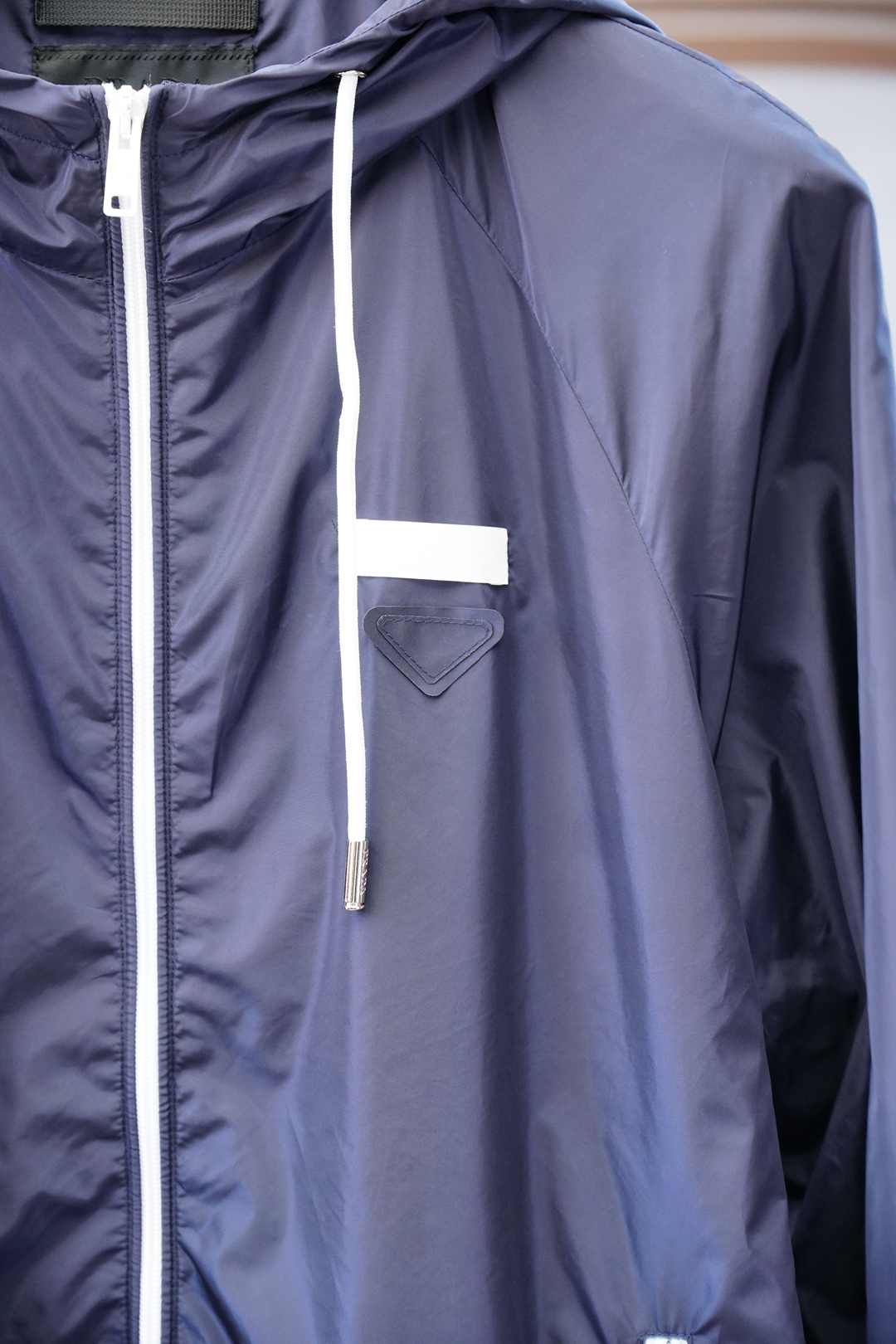 Prada普拉达/新款P家Re-Nylon再生尼龙材质撞色拉链门襟立领外套，男士胸前金属三角标装饰轻便夹