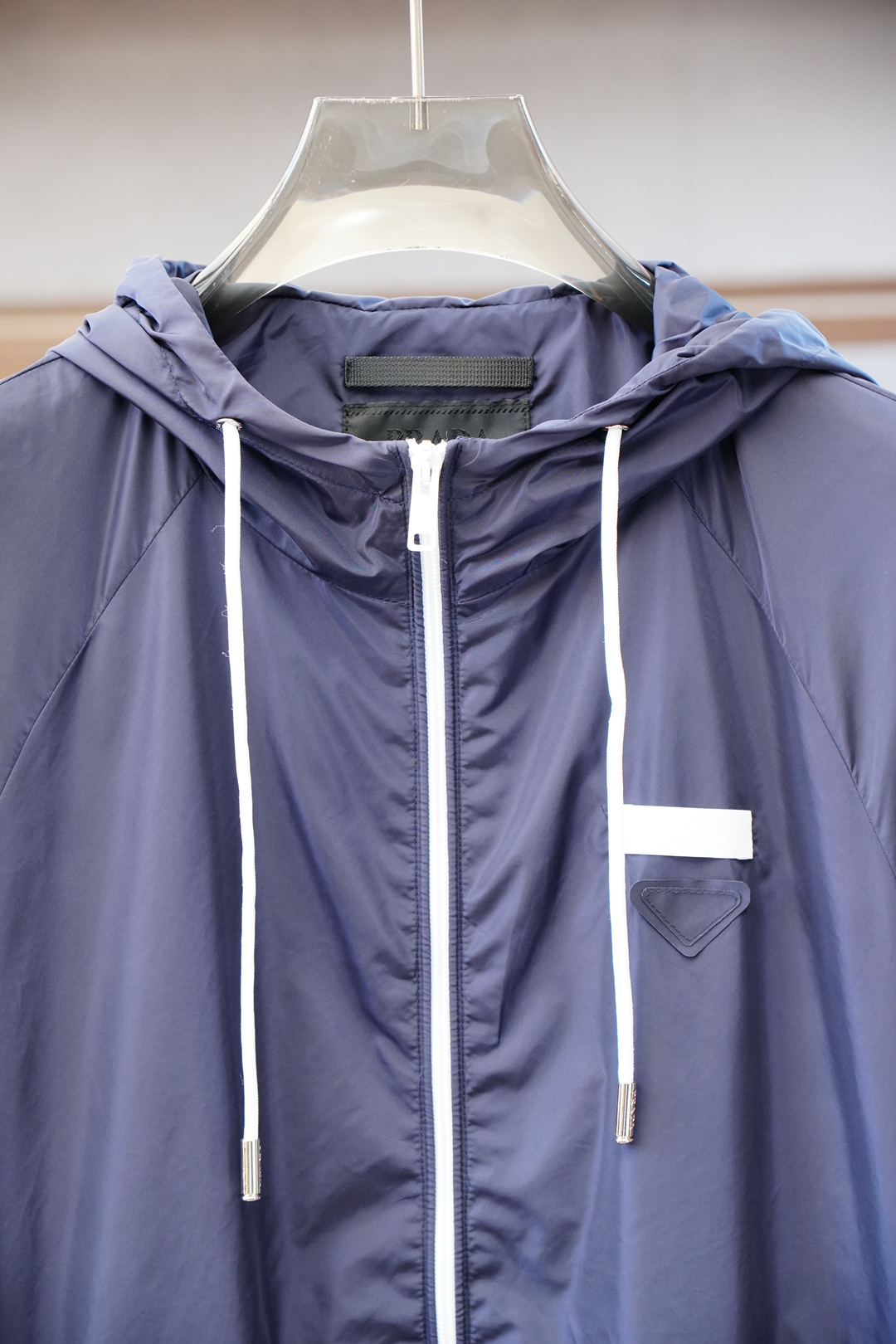 Prada普拉达/新款P家Re-Nylon再生尼龙材质撞色拉链门襟立领外套，男士胸前金属三角标装饰轻便夹