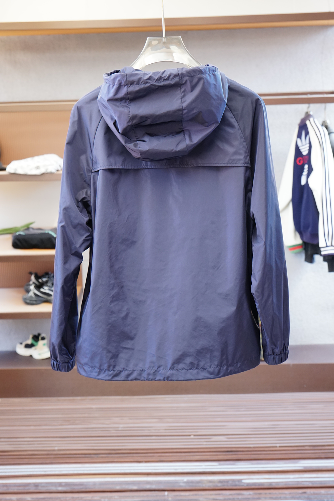 Prada普拉达/新款P家Re-Nylon再生尼龙材质撞色拉链门襟立领外套，男士胸前金属三角标装饰轻便夹