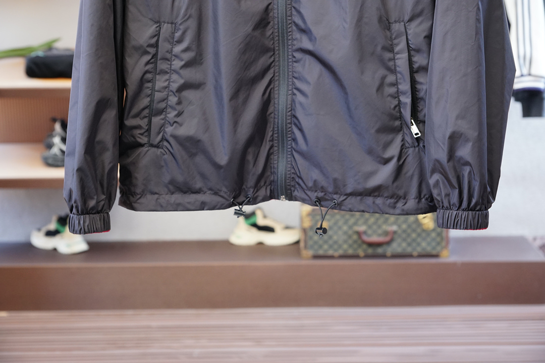 Prada普拉达/双面外套-新款P家Re-Nylon再生尼龙材质撞色拉链门襟立领外套，男士胸前金属三角标