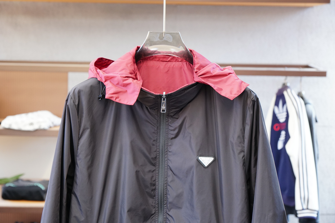 Prada普拉达/双面外套-新款P家Re-Nylon再生尼龙材质撞色拉链门襟立领外套，男士胸前金属三角标