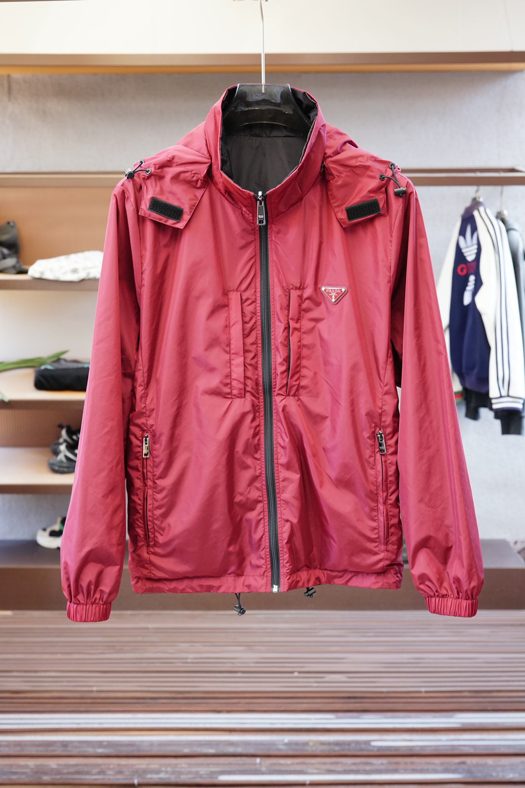 NO:531617,Prada/Double-Side Jacket-New PHD Re-Nylon Recycled Nylon Material Contrasted Zippered Plate-Stand Collar Jacket, Men's Metal Triangle Decorative Light Jacket. Orders from the same channel in Romania, the most anticipated boutique products are coming, contrasting zippered Plate design, classic urban outdoor casual business style, craftsmanship and appearance are full!  It is built with the usual hit classic jacket style, but the highlights of this model are indeed beyond the past. The contrasting zippered placket, the iconic metal triangle logo embellishment on the chest, and the recycled nylon waterproof fabric are specially designed for outdoor use. It can be said that the whole body is 360 degrees. It perfectly improves the grade of the entire jacket, and the high-end luxury you can get at a glance!  Custom-made metal zippers are equipped with clear and exquisite brand logo embellishments, suitable for all men and for all occasions, and are the most commuter functional jackets. P home’s unique technology nylon material has a subtle touch and a seductive gloss, and the comfort of the upper body is absolutely to the top. With the top craftsmanship and various details, they are representative of the craftsman spirit of P home. This kind of detail creation is enough to make people feel the level of this style intuitively and three-dimensionally, which adds points to the wearer!  !  Size M-3XL, prada, prada, jackets & coats, jackets & coats, alexander wang19860909Prada普拉达/双面外套-新款P家Re-Nylon再生尼龙材质撞色拉链门襟立领外套,男士胸前金属三角标装饰轻便夹克.罗马尼亚同渠道订单,最为期待的精品狠货来袭,撞色拉链门襟设计,经典都市户外休闲商务风格,工艺与颜值拉满！ 秉承着一贯的爆款经典夹克版型打造,但是此款的看点确实超越以往.撞色拉链门襟,胸前标志性金属三角徽标点缀,再生尼龙防水面料,专为户外打造,可以说浑身上下360度都皆是看点.完美提升整件夹克的档次,一眼便能GET到的高端奢华感！客供定制金属拉链,拉链标识刻有清晰精致的品牌LOGO点缀,适合一切男人,适合一切场合,可谓是最通勤的功能性夹克外套. P家独有的科技尼龙材质,触感微妙,光泽度更是撩人,上身舒适度绝对到顶.加上顶级的工艺打造,各种细节的处理,都是P家工匠精神的代表,这种细节的打造,足以让人直观立体的感受到此款的档次所在,更为穿着者加分！！尺码M-3XL,,prada,prada,jackets & coats,jackets & coats,alexander wang,Men's clothing