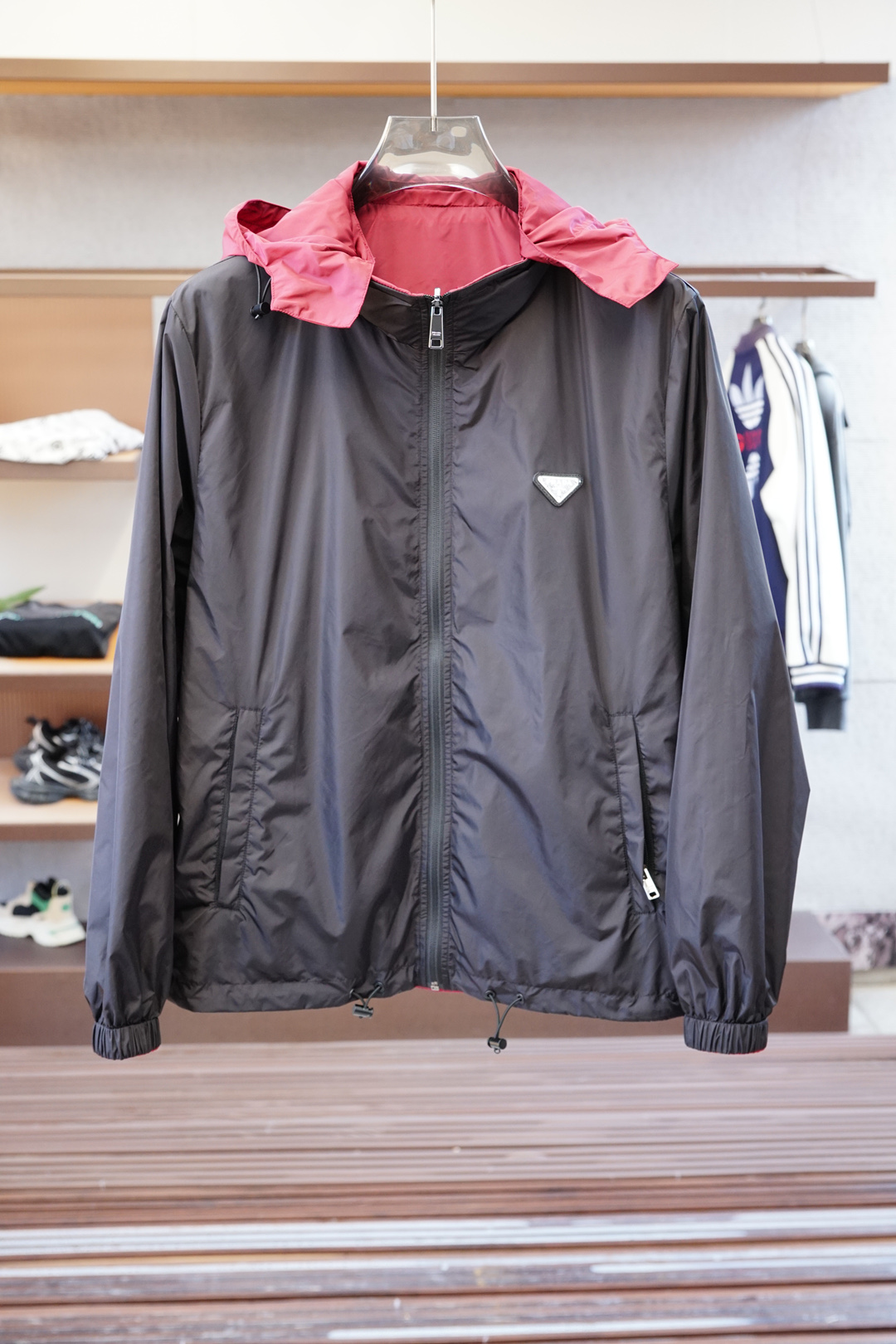 Prada普拉达/双面外套-新款P家Re-Nylon再生尼龙材质撞色拉链门襟立领外套，男士胸前金属三角标