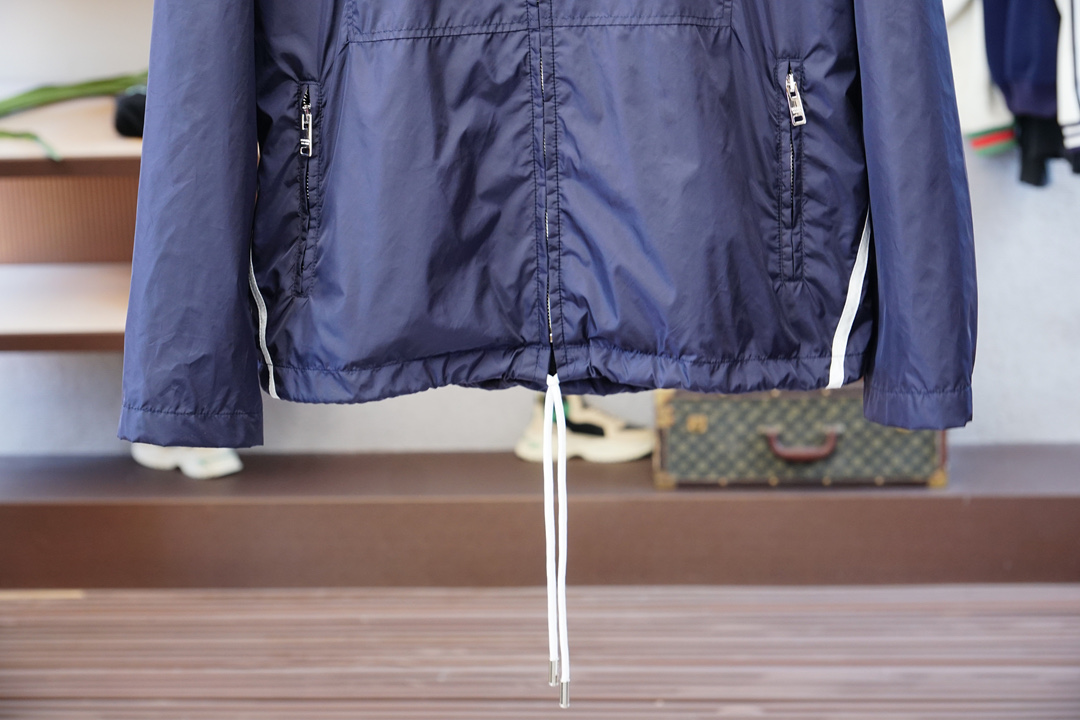 Prada普拉达/新款P家Re-Nylon再生尼龙材质撞色拉链门襟立领外套，男士胸前金属三角标装饰轻便夹