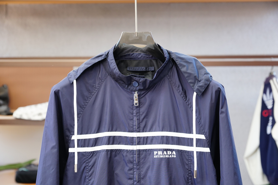 Prada普拉达/新款P家Re-Nylon再生尼龙材质撞色拉链门襟立领外套，男士胸前金属三角标装饰轻便夹