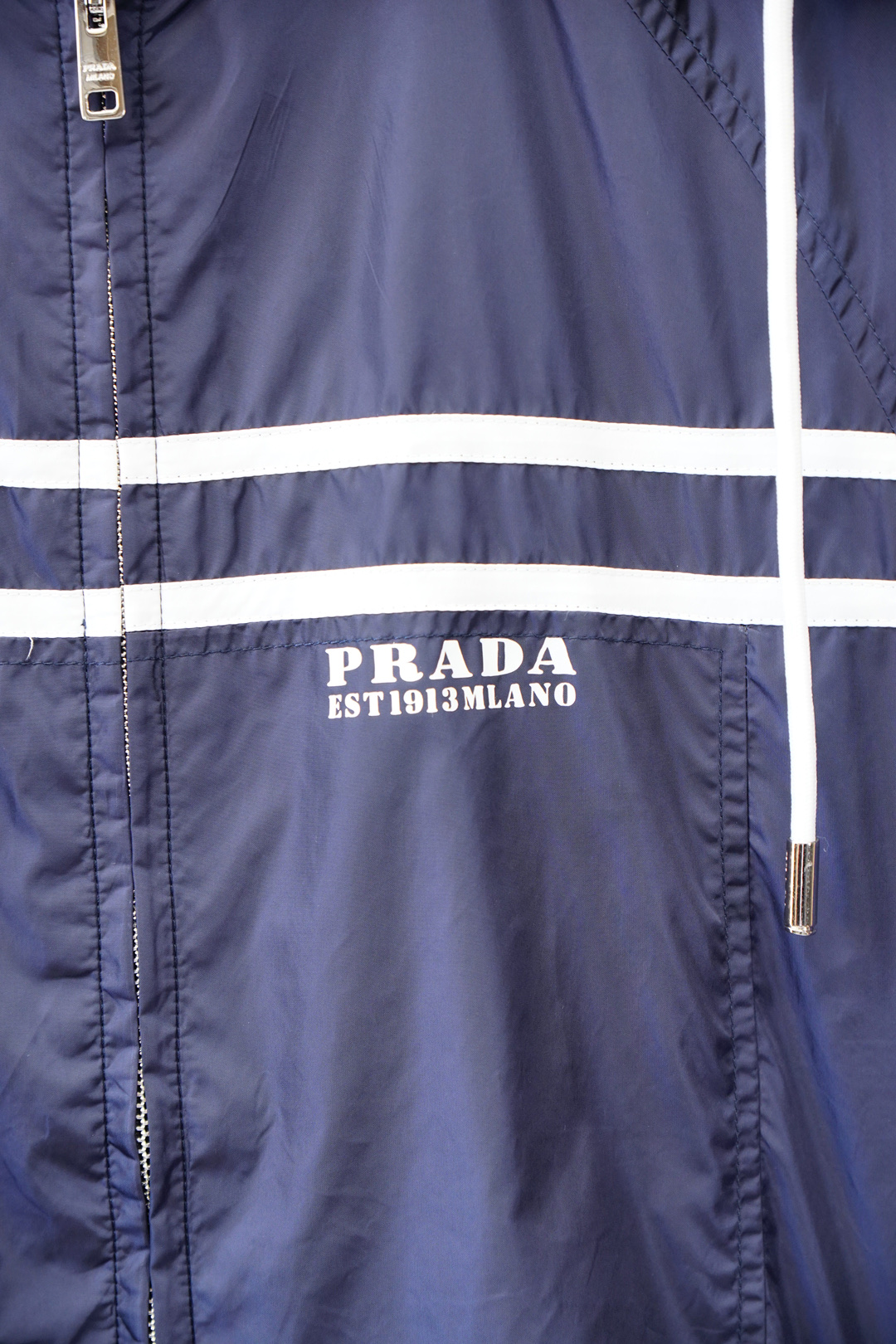 Prada普拉达/新款P家Re-Nylon再生尼龙材质撞色拉链门襟立领外套，男士胸前金属三角标装饰轻便夹
