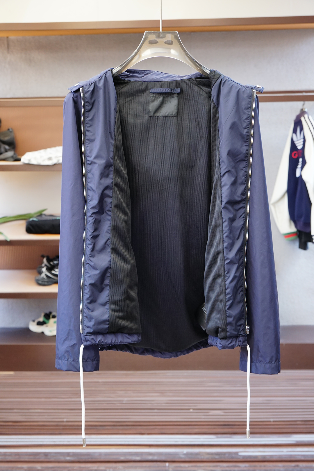 Prada普拉达/新款P家Re-Nylon再生尼龙材质撞色拉链门襟立领外套，男士胸前金属三角标装饰轻便夹