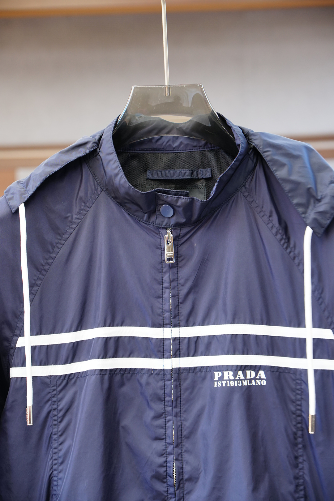 Prada普拉达/新款P家Re-Nylon再生尼龙材质撞色拉链门襟立领外套，男士胸前金属三角标装饰轻便夹