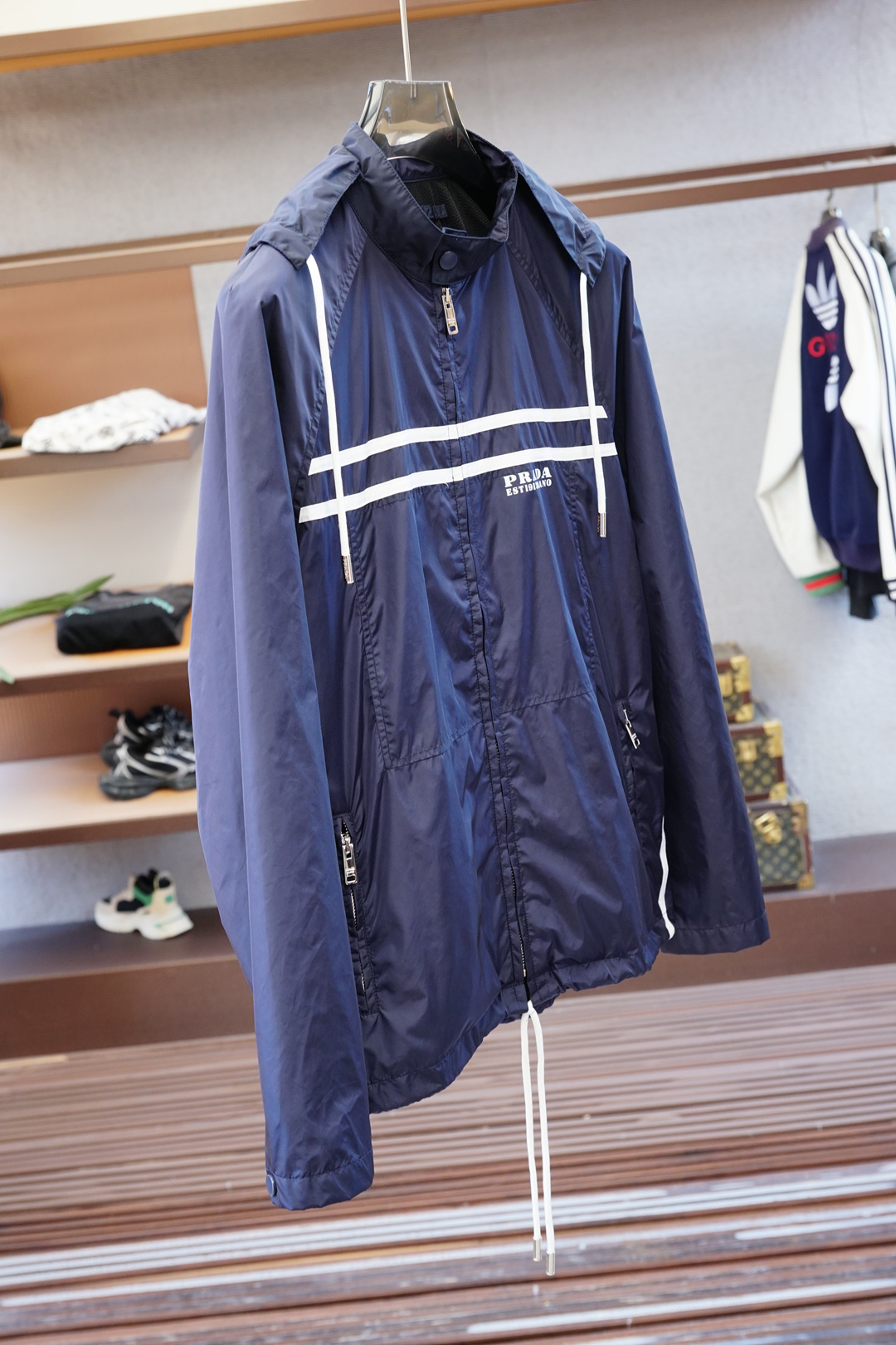 Prada普拉达/新款P家Re-Nylon再生尼龙材质撞色拉链门襟立领外套，男士胸前金属三角标装饰轻便夹