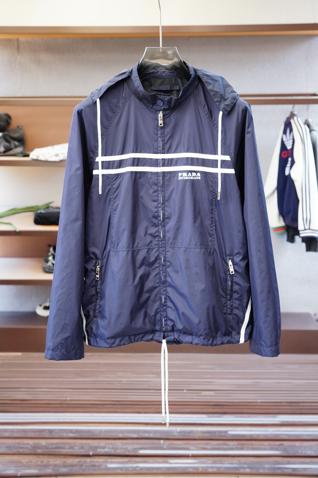Prada普拉达/新款P家Re-Nylon再生尼龙材质撞色拉链门襟立领外套，男士胸前金属三角标装饰轻便夹