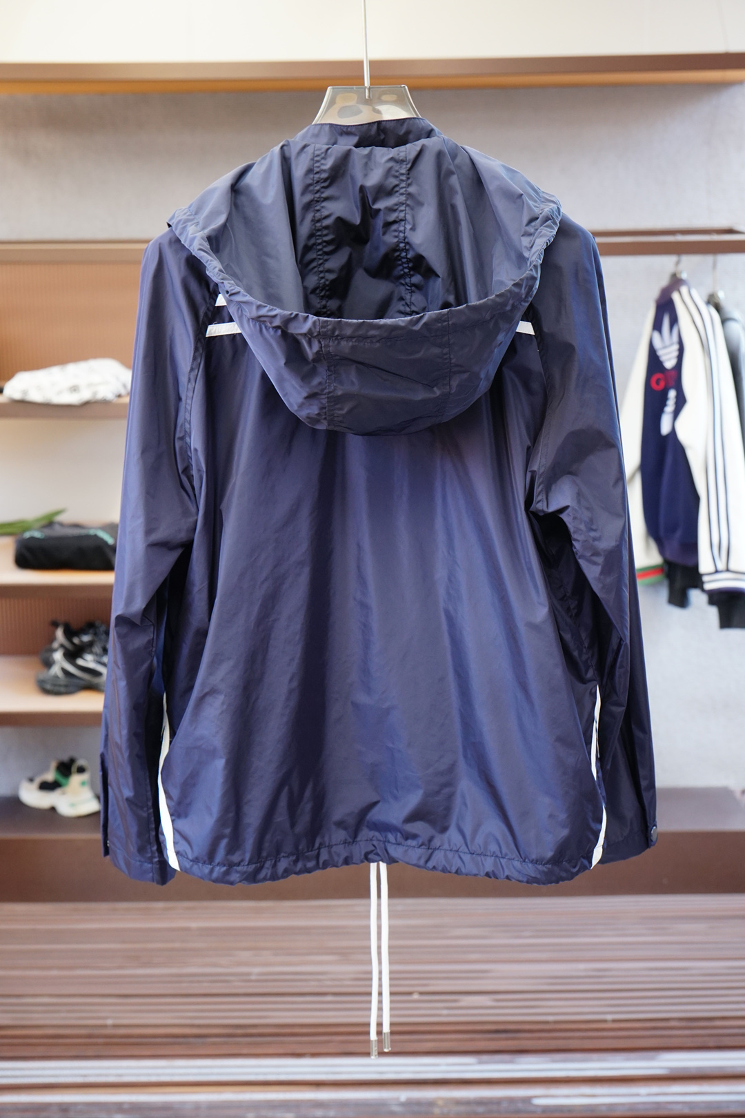 Prada普拉达/新款P家Re-Nylon再生尼龙材质撞色拉链门襟立领外套，男士胸前金属三角标装饰轻便夹