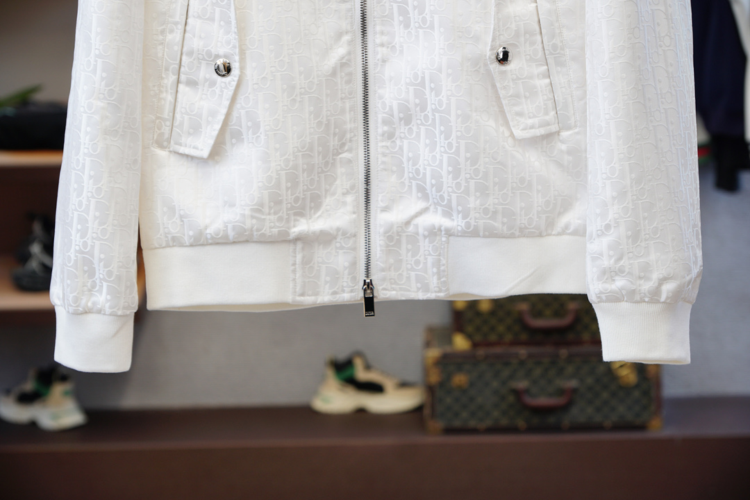 Dior迪奥-2025磅秋款，秉承着一贯的爆款经典夹克版型打造，但是此款的看点确实超越以往。撞色拉链门襟