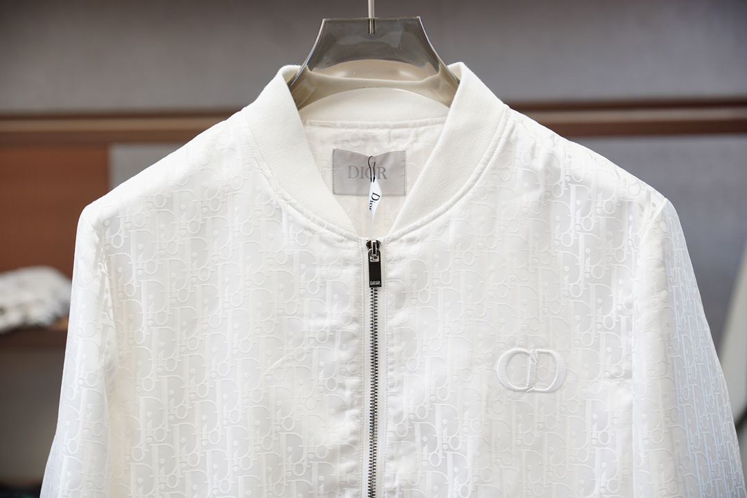 Dior迪奥-2025磅秋款，秉承着一贯的爆款经典夹克版型打造，但是此款的看点确实超越以往。撞色拉链门襟