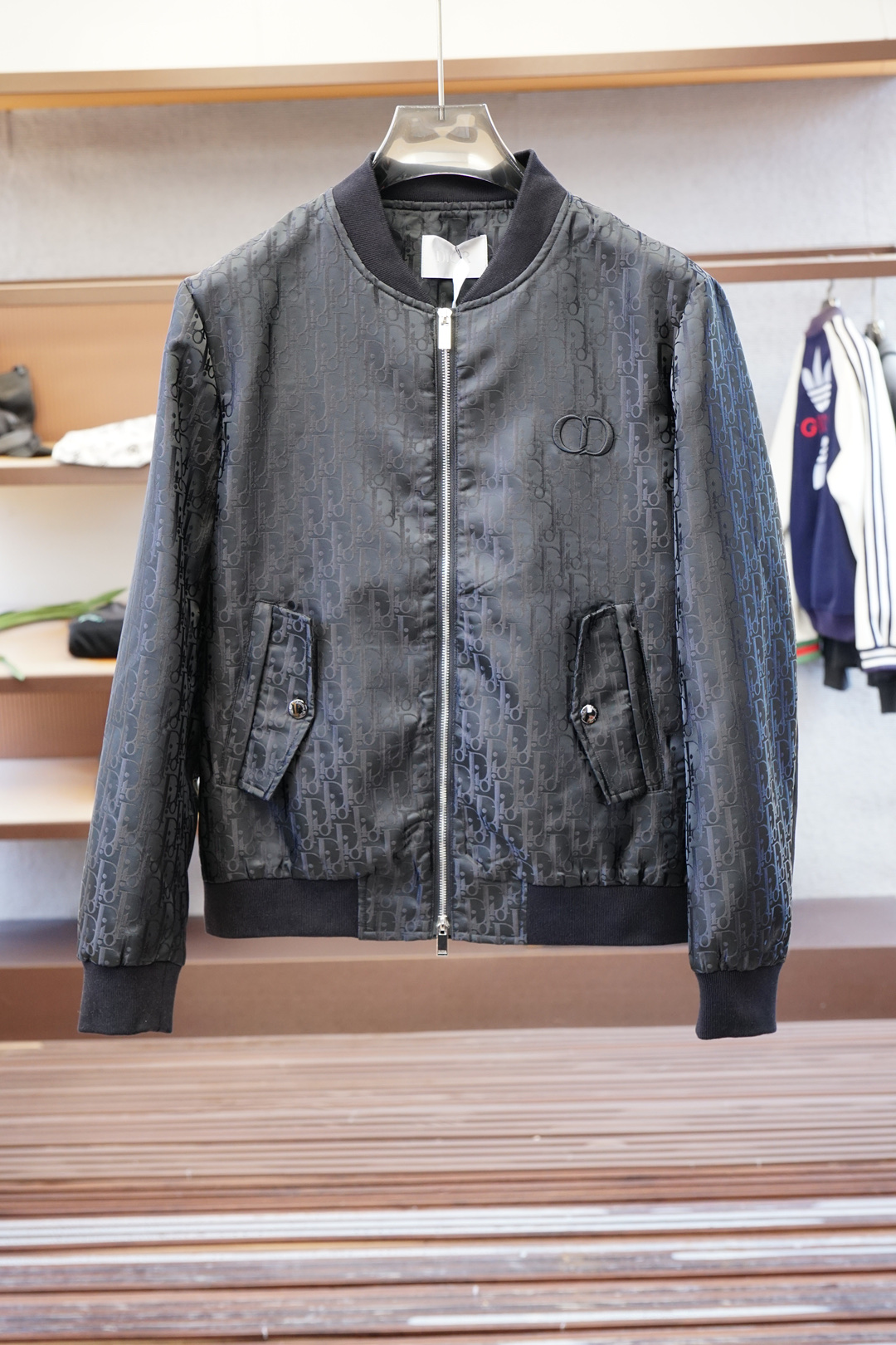 Dior迪奥-2025磅秋款，秉承着一贯的爆款经典夹克版型打造，但是此款的看点确实超越以往。撞色拉链门襟