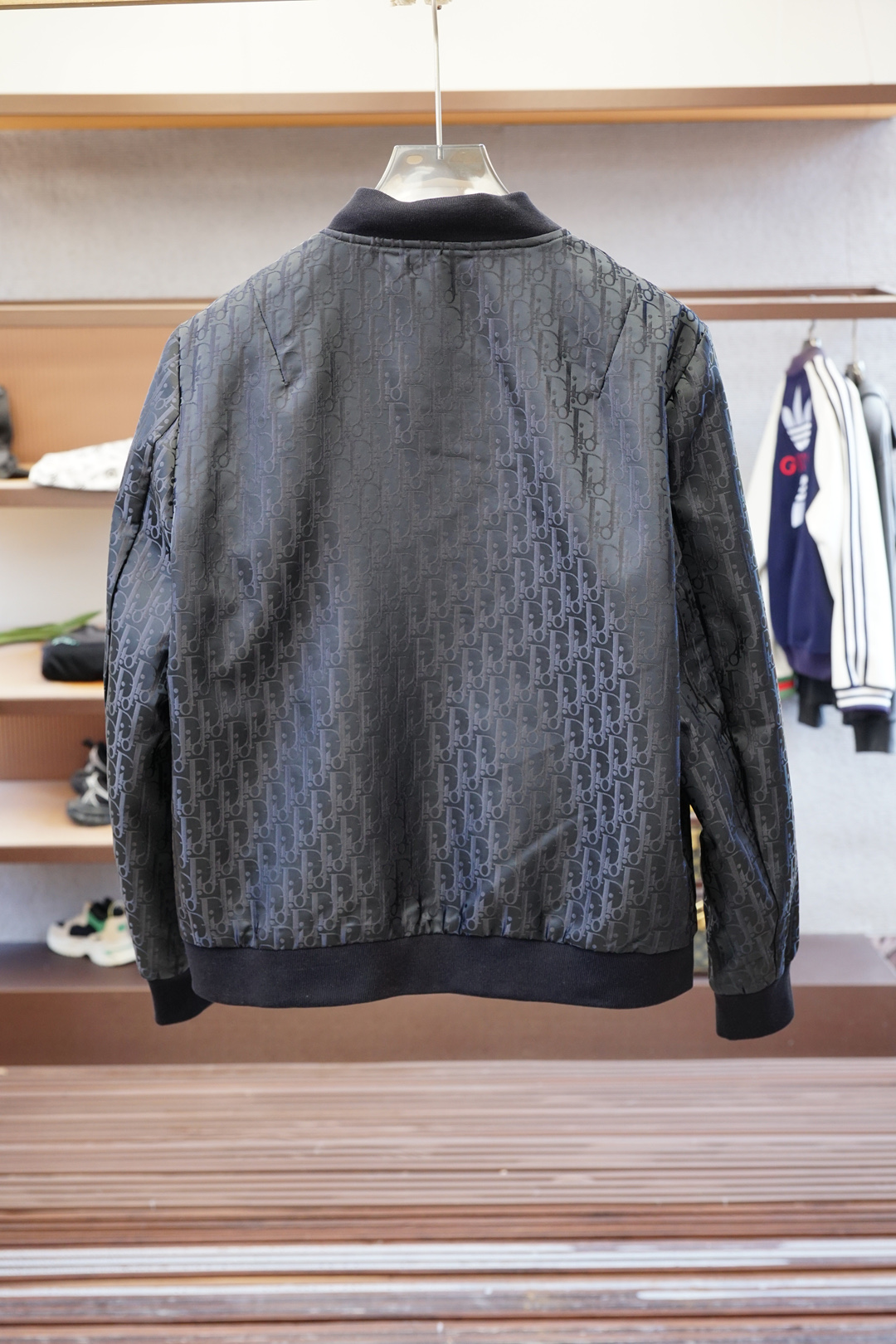 Dior迪奥-2025磅秋款，秉承着一贯的爆款经典夹克版型打造，但是此款的看点确实超越以往。撞色拉链门襟