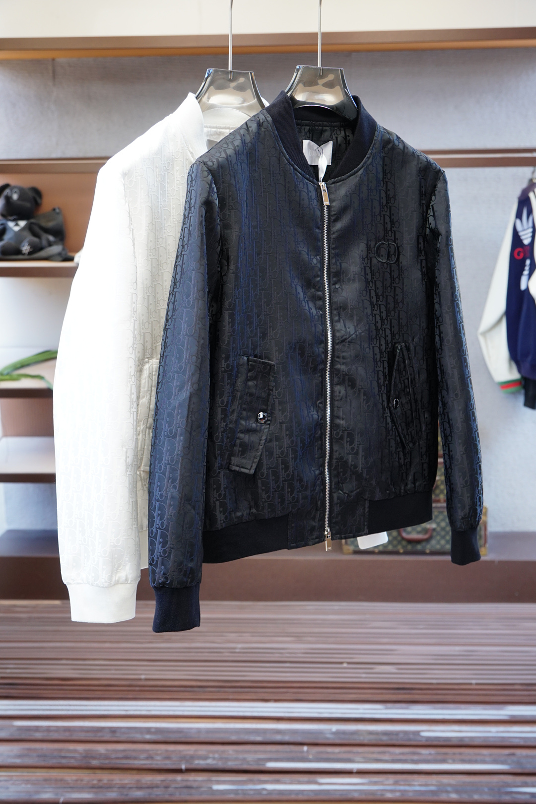 Dior迪奥-2025磅秋款，秉承着一贯的爆款经典夹克版型打造，但是此款的看点确实超越以往。撞色拉链门襟