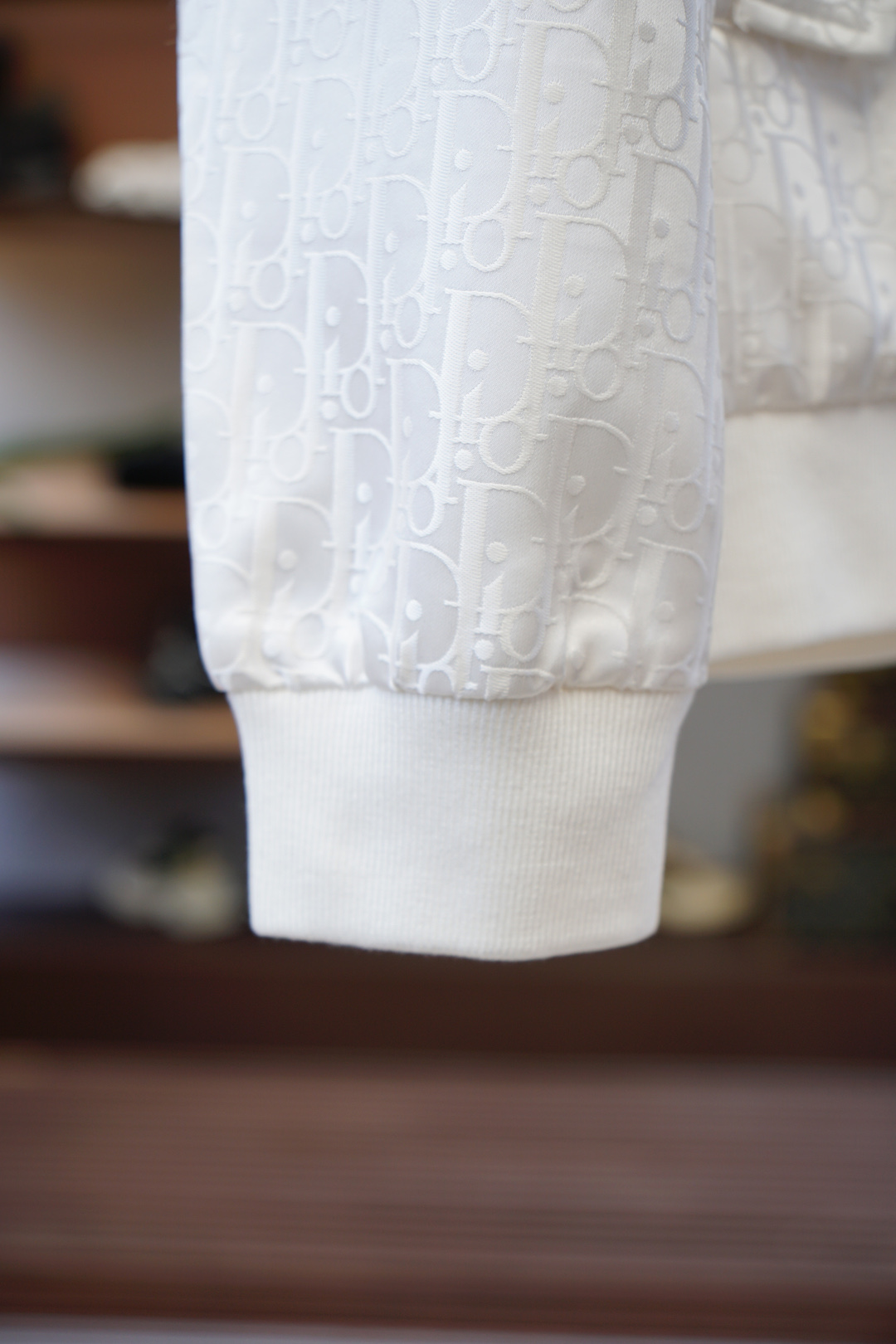 Dior迪奥-2025磅秋款，秉承着一贯的爆款经典夹克版型打造，但是此款的看点确实超越以往。撞色拉链门襟