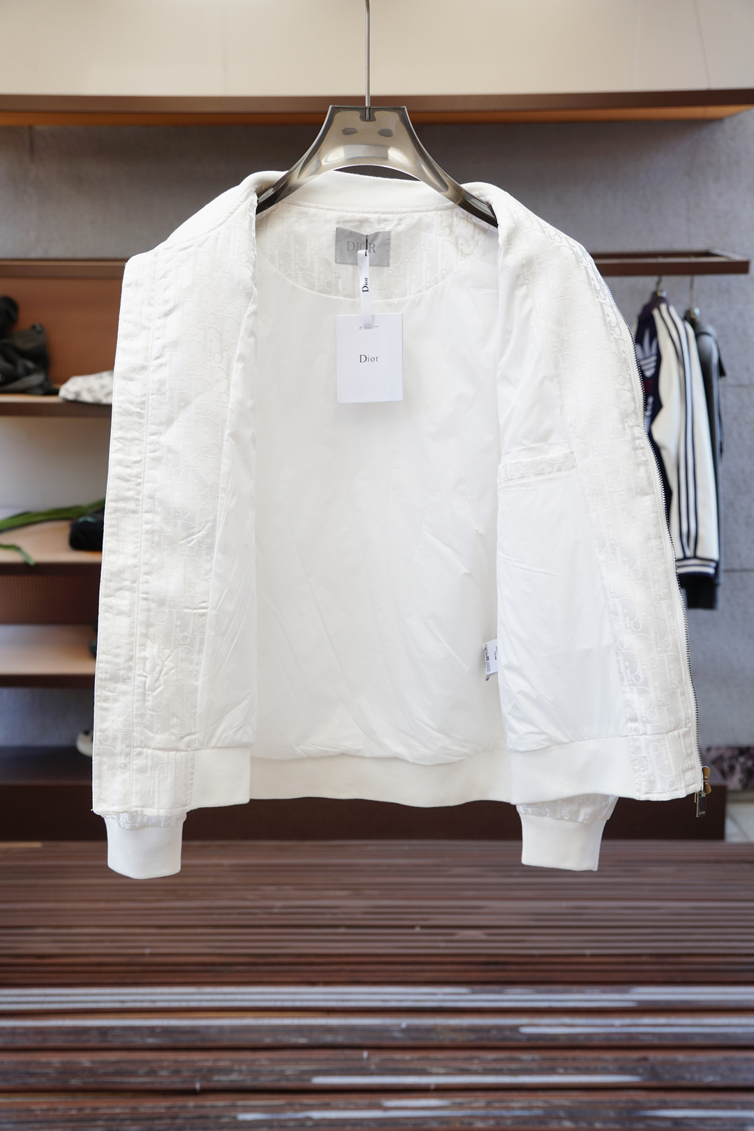 Dior迪奥-2025磅秋款，秉承着一贯的爆款经典夹克版型打造，但是此款的看点确实超越以往。撞色拉链门襟