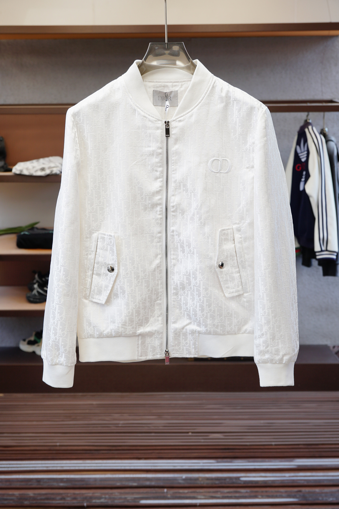 Dior迪奥-2025磅秋款，秉承着一贯的爆款经典夹克版型打造，但是此款的看点确实超越以往。撞色拉链门襟