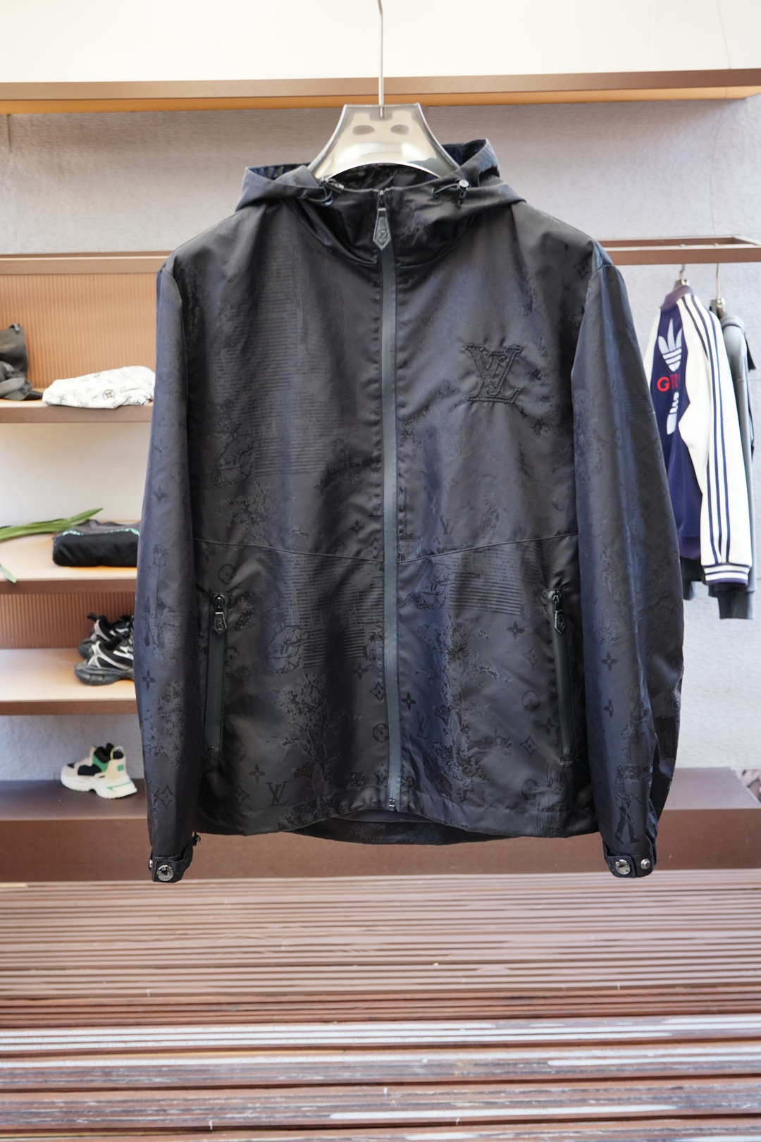 Lv路意威登-2025磅秋款，秉承着一贯的爆款经典夹克版型打造，但是此款的看点确实超越以往。胸前和袖子刺