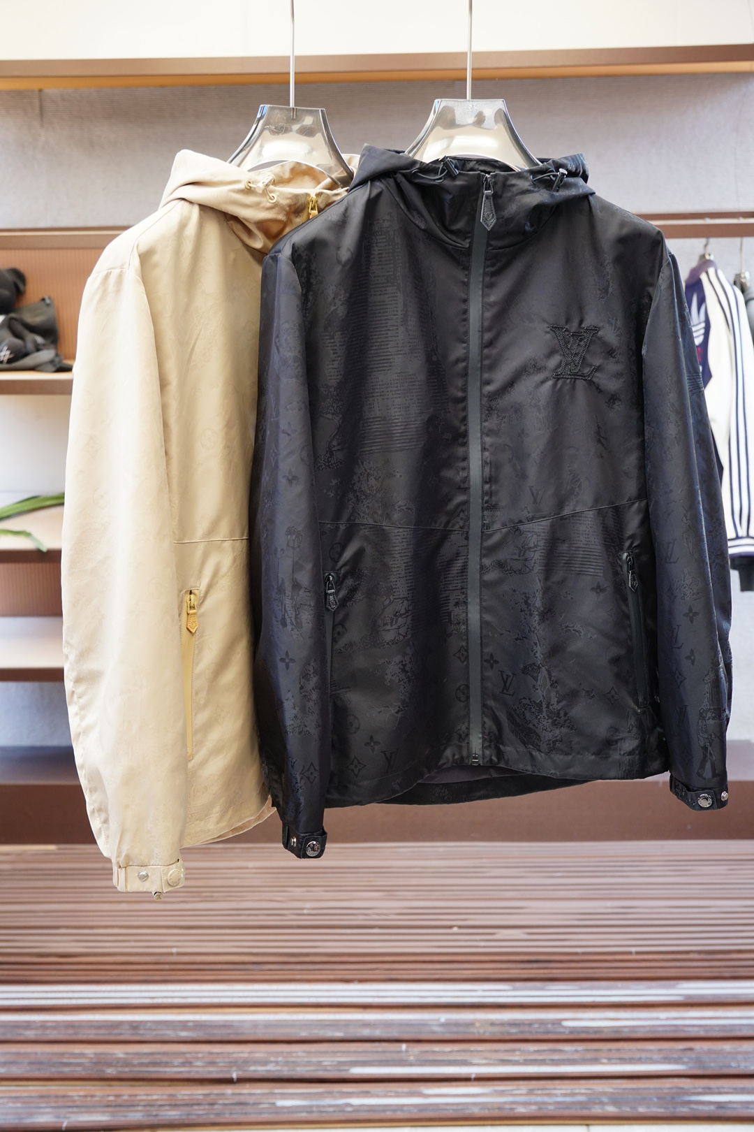 Lv路意威登-2025磅秋款，秉承着一贯的爆款经典夹克版型打造，但是此款的看点确实超越以往。胸前和袖子刺