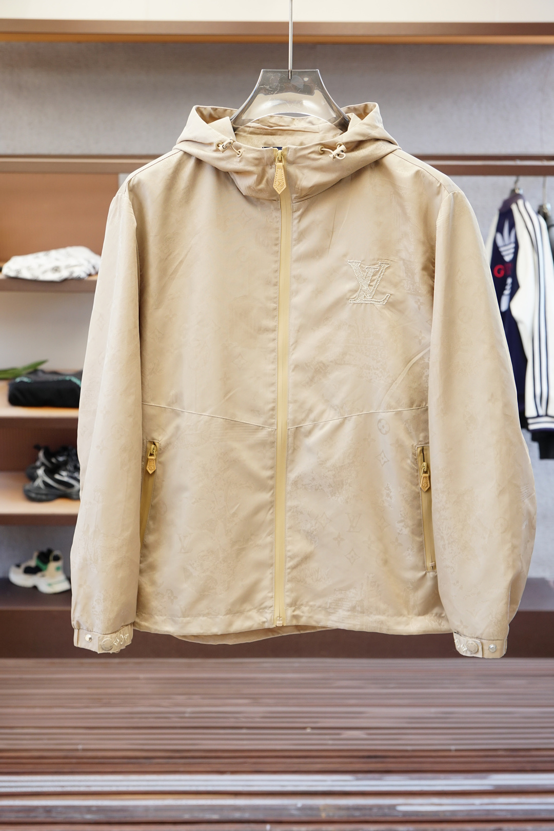 Lv路意威登-2025磅秋款，秉承着一贯的爆款经典夹克版型打造，但是此款的看点确实超越以往。胸前和袖子刺