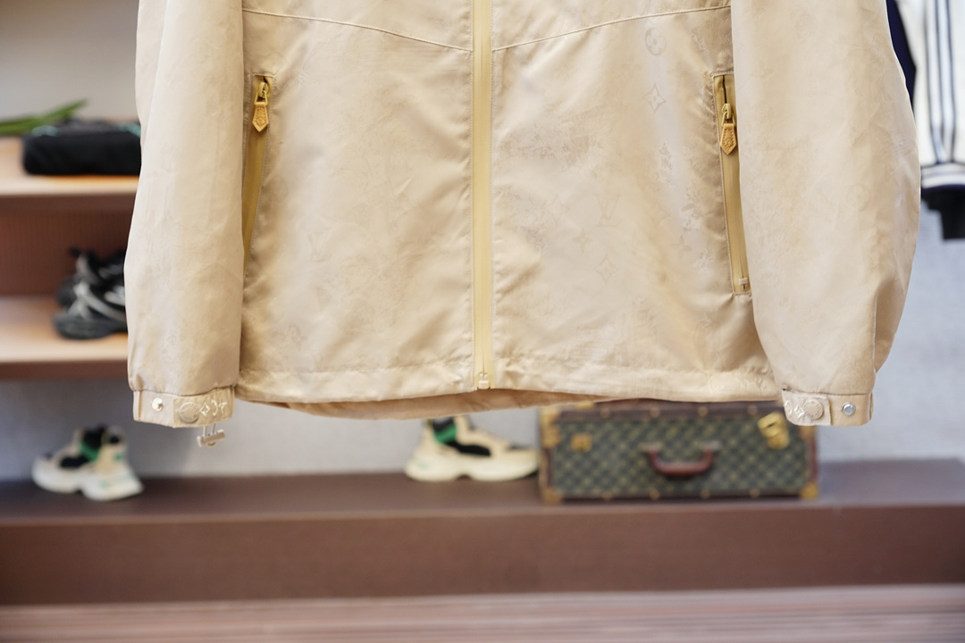 Lv路意威登-2025磅秋款，秉承着一贯的爆款经典夹克版型打造，但是此款的看点确实超越以往。胸前和袖子刺