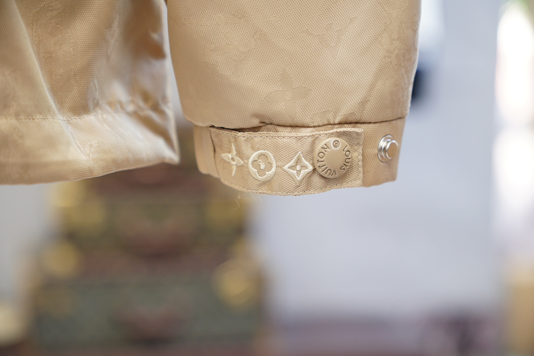 Lv路意威登-2025磅秋款，秉承着一贯的爆款经典夹克版型打造，但是此款的看点确实超越以往。胸前和袖子刺