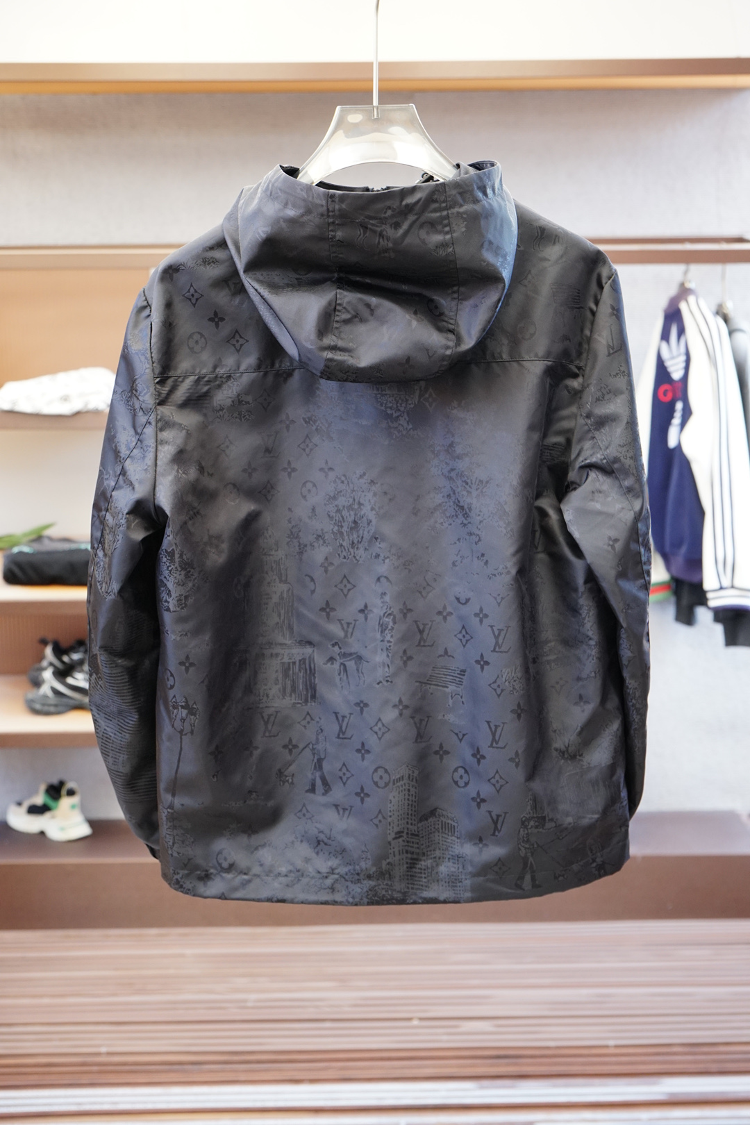 Lv路意威登-2025磅秋款，秉承着一贯的爆款经典夹克版型打造，但是此款的看点确实超越以往。胸前和袖子刺