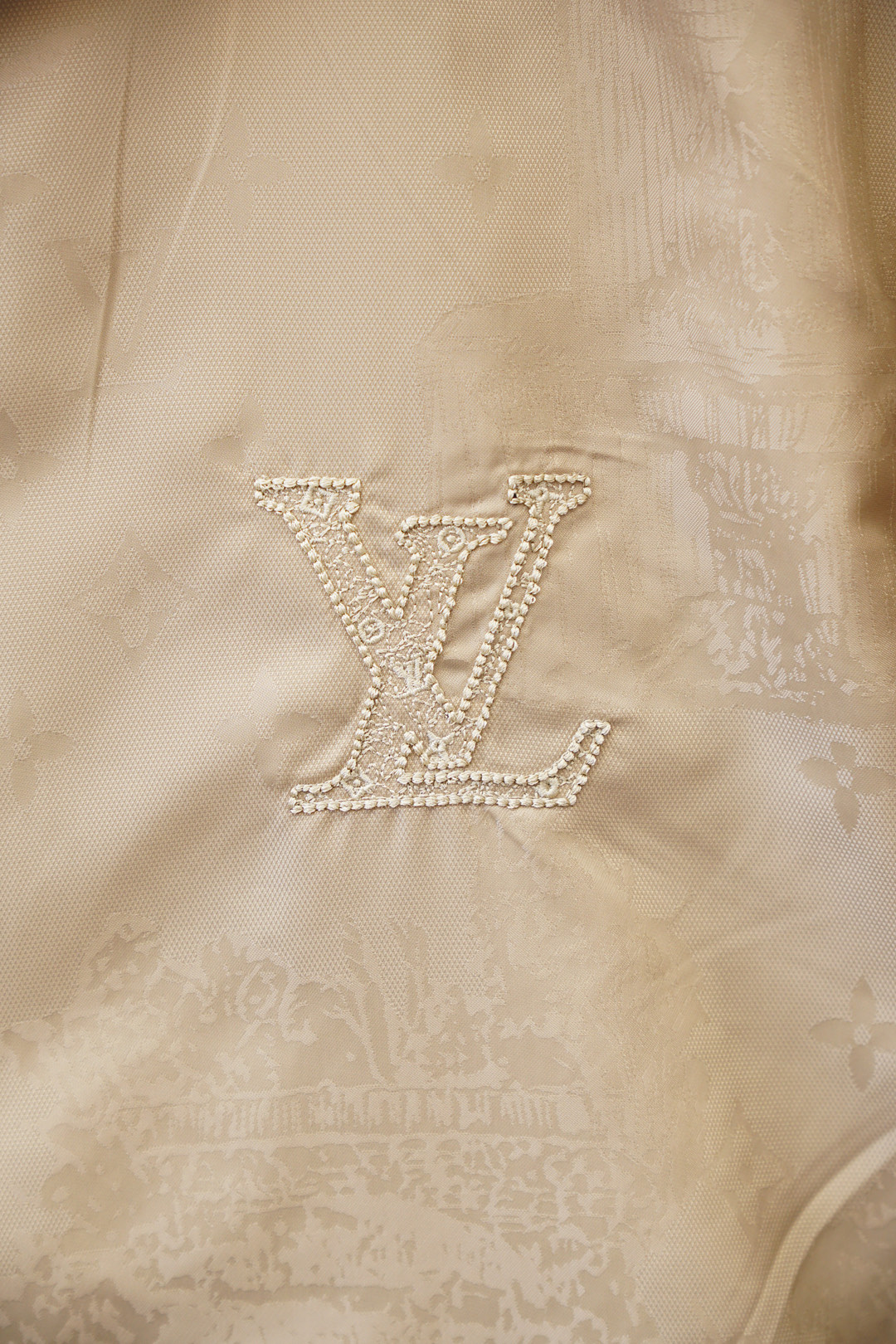 Lv路意威登-2025磅秋款，秉承着一贯的爆款经典夹克版型打造，但是此款的看点确实超越以往。胸前和袖子刺