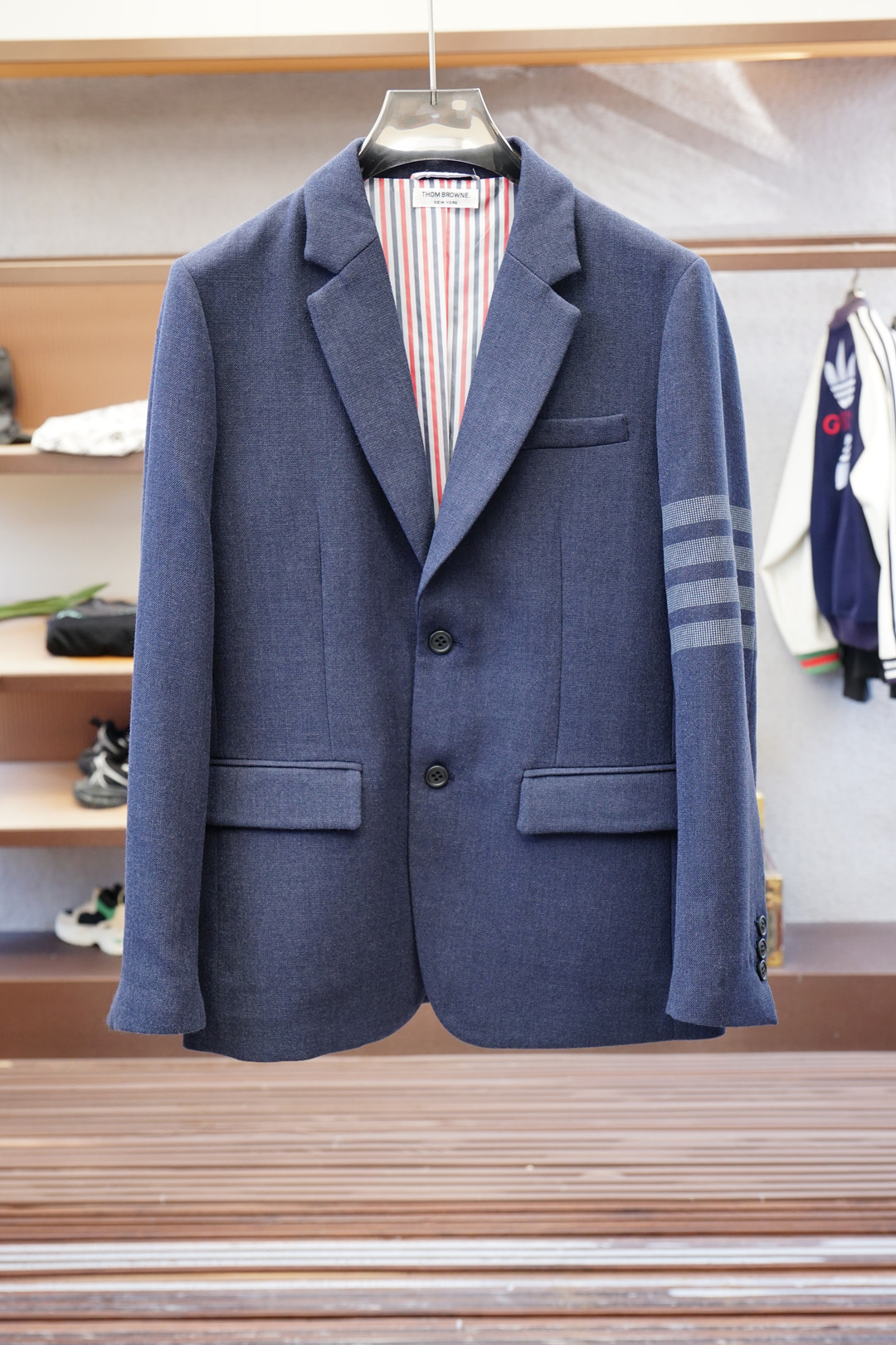 TB顶级品质 秋季新款经典TB标志男士西装薄款夹克外套，品牌经典设计元素！既不单调也不复杂,恰到好处的展