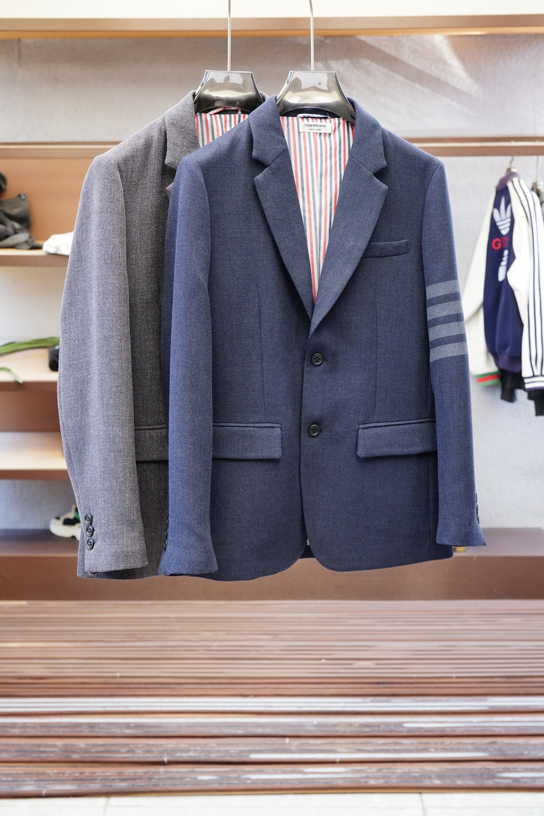 NO:531621,TB top quality Autumn new classic TB logo men's suit thin jacket, brand classic design elements!  Neither monotonous nor complicated, it shows taste just right!  Customized original stretch spandex fabrics are available for customer!  Comfortable and breathable are no problem at all. The unique high luxury of the fabric presents a simple and elegant temperament!  Classic logo lattice edge series!  Standard cut design!  Every detail is a synchronized with high-end fashion. Size: M-3XL, Jackets & coats, Jackets & coats, business suit, alexander wang19860909TB顶级品质 秋季新款经典TB标志男士西装薄款夹克外套,品牌经典设计元素！既不单调也不复杂,恰到好处的展现品味！客供定制原版弹力氨纶面料！舒适透气根本不在话下,面料独具的高奢感呈现简约优雅气质！经典标识格子包边系列！标准裁剪设计！每一处细节都是与高端时尚同步的体现.尺码:M-3XL,,jackets & coats,jackets & coats,business suit,alexander wang,Men's clothing