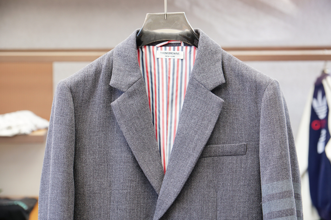 TB顶级品质 秋季新款经典TB标志男士西装薄款夹克外套，品牌经典设计元素！既不单调也不复杂,恰到好处的展