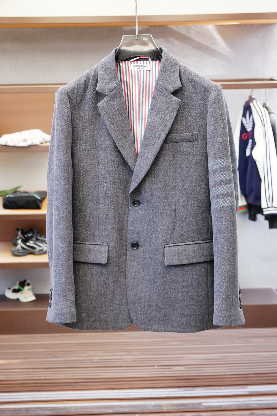 TB顶级品质 秋季新款经典TB标志男士西装薄款夹克外套，品牌经典设计元素！既不单调也不复杂,恰到好处的展