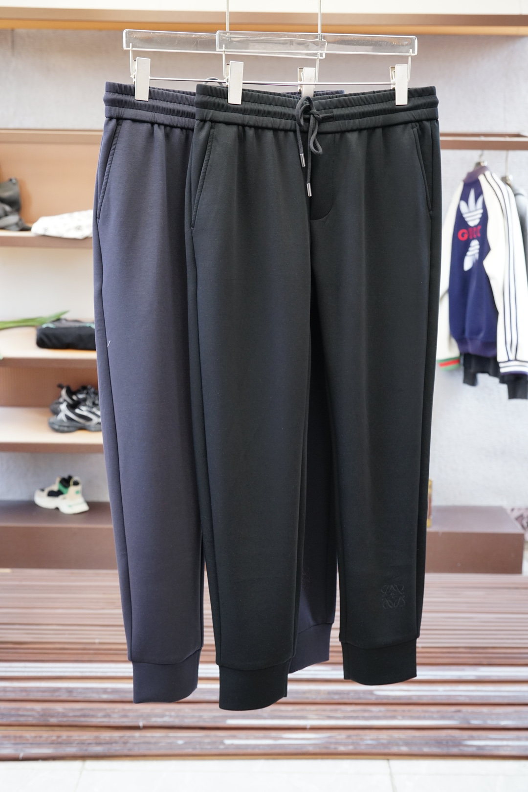 NO:540147,Loewe/, new autumn and winter models, M-3XL, imported ultrafine cotton spandex has a texture that is particularly breathable and comfortable. It uses a simple slim fit style, making the leg lines look more slender, and is a classic item that fits modern casual wardrobe. The embellished belt contrasts the details of the color, the hardware is high-end, and it adds a more exquisite embellishment. The fabric is made of ultrafine yarn, which combines breathable characteristics, light texture and wrinkle resistance, making it an ideal choice for lively travel. This series of clothing is naturally absorbing moisture and comfortable to wear, without fear of climate change, loewe, loewe, alexander wang19860909Loewe罗意威/、秋冬新款, 码数M-3XL, 进口超细棉氨纶质感格外透气舒适.采用简约修身版型,令腿部线条更显修长,是契合现代休闲衣橱的经典单品.缀饰腰带撞色细节,五金高级,更添精致点缀. 面料选用超细纱线制成,兼具透气特质、轻盈质感与抗皱性能,是活力出行的理想之选.本系列服饰自然吸湿且穿着舒适,无惧气候变化,,loewe,loewe,alexander wang,Men's clothing