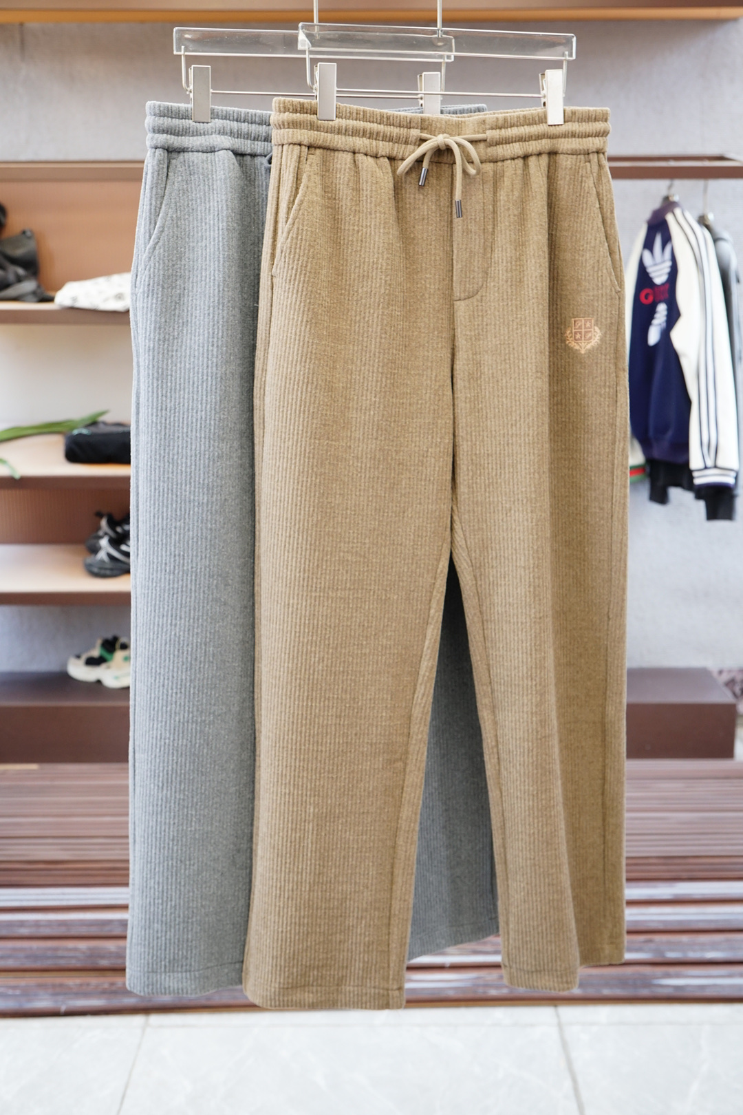 NO:540150,LP, new autumn and winter models, M-3XL, imported ultrafine cotton spandex has a texture that is particularly breathable and comfortable. It uses a simple slim fit style, making the leg lines look more slender, and is a classic item that fits modern casual wardrobe. The embellished belt contrasts the details of the color, the hardware is high-end, and it adds a more exquisite embellishment. The fabric is made of ultrafine yarn, which combines breathable characteristics, light texture and wrinkle resistance, making it an ideal choice for lively travel. This series of clothing is naturally absorbing moisture and comfortable to wear, without fear of climate change, loro piano, alexander wang19860909LP 、秋冬新款, 码数M-3XL, 进口超细棉氨纶质感格外透气舒适.采用简约修身版型,令腿部线条更显修长,是契合现代休闲衣橱的经典单品.缀饰腰带撞色细节,五金高级,更添精致点缀. 面料选用超细纱线制成,兼具透气特质、轻盈质感与抗皱性能,是活力出行的理想之选.本系列服饰自然吸湿且穿着舒适,无惧气候变化,,loro piana,alexander wang,Men's clothing