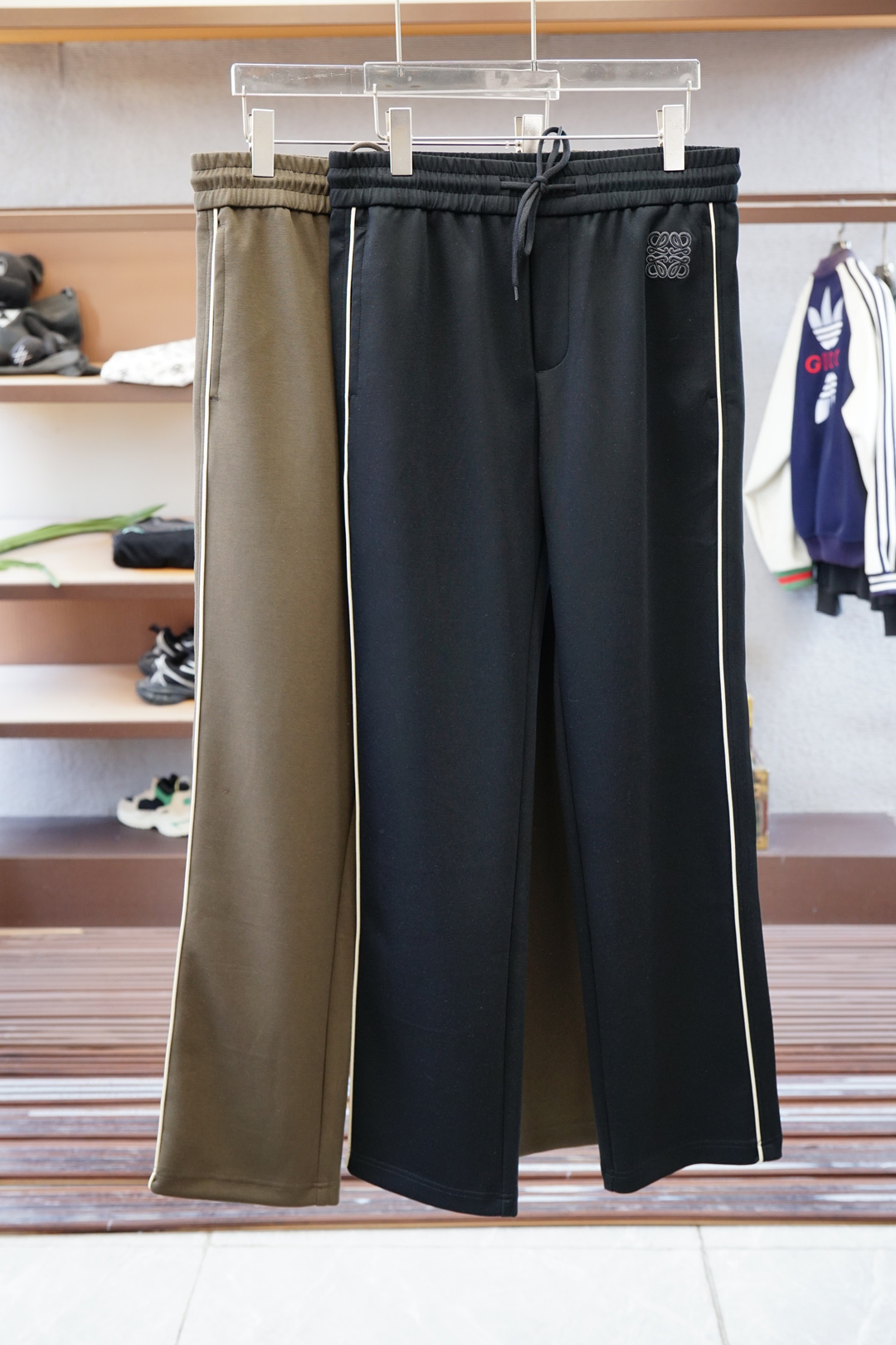 NO:540153,Loewe -, new autumn and winter models, M-3XL, imported ultra-fine cotton spandex has a particularly breathable and comfortable texture. It uses a simple slim fit style, making the leg lines look more slender, and is a classic item that fits modern casual wardrobe. The embellished belt contrasts the details of the color, the hardware is high-end, and it adds a more exquisite embellishment. The fabric is made of ultra-fine yarn, which combines breathable characteristics, light texture and wrinkle resistance, making it an ideal choice for lively travel. This series of clothing is naturally absorbing moisture and comfortable to wear, without fear of climate change, loewe, loewe, alexander wang19860909Loewe 罗意威-、秋冬新款, 码数M-3XL, 进口超细棉氨纶质感格外透气舒适.采用简约修身版型,令腿部线条更显修长,是契合现代休闲衣橱的经典单品.缀饰腰带撞色细节,五金高级,更添精致点缀. 面料选用超细纱线制成,兼具透气特质、轻盈质感与抗皱性能,是活力出行的理想之选.本系列服饰自然吸湿且穿着舒适,无惧气候变化,,loewe,loewe,alexander wang,Men's clothing