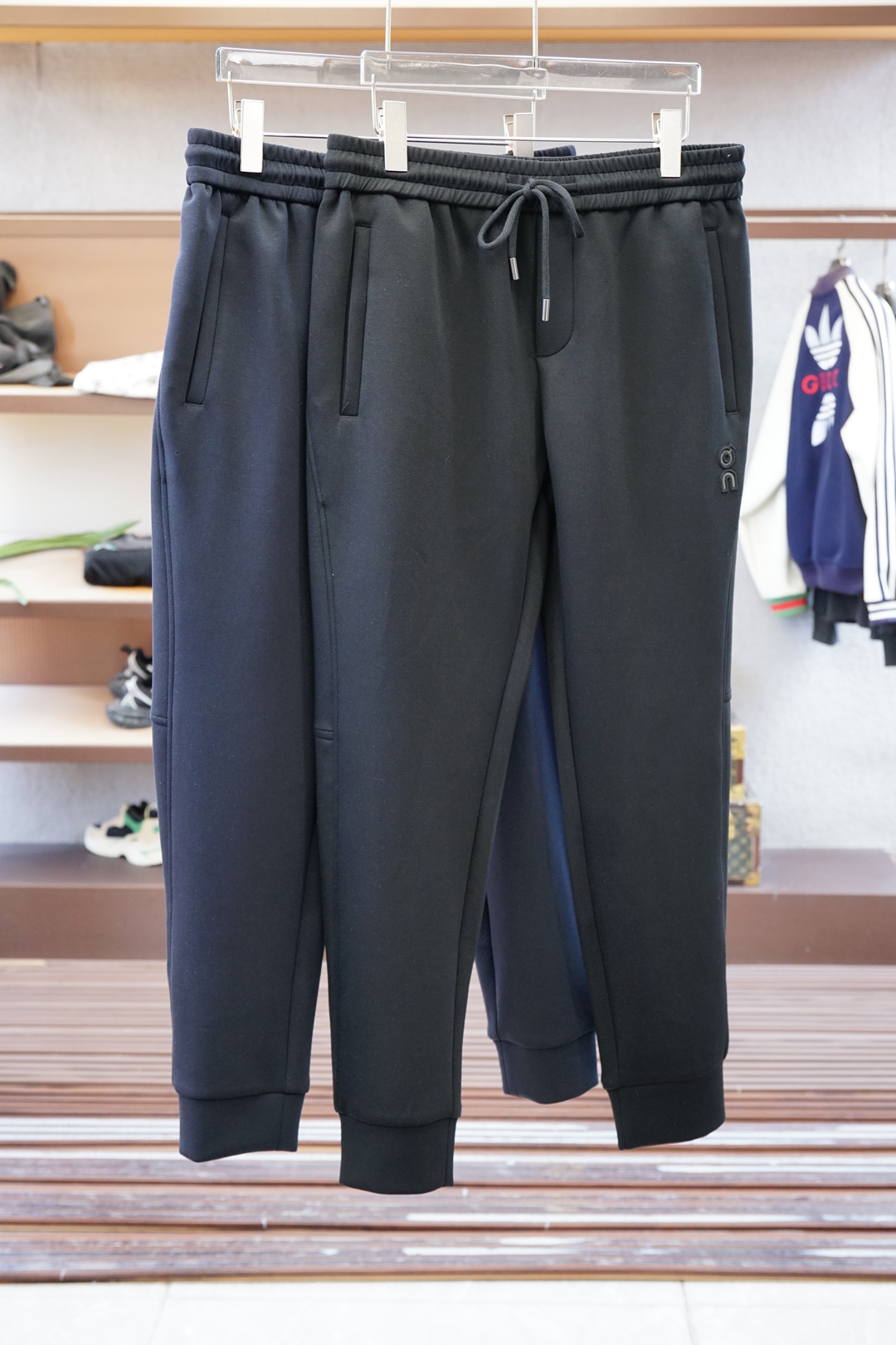 NO:540156,Oupa -algo/, new autumn and winter models, M-3XL, imported ultra-fine cotton spandex has a texture that is particularly breathable and comfortable. It adopts a simple slim fit style, making the leg lines look more slender, and is a classic item that fits modern casual wardrobe. The embellished belt contrasts the details of the color, the hardware is high-end, and it adds a more exquisite embellishment. The fabric is made of ultra-fine yarn, which combines breathable characteristics, light texture and wrinkle resistance, making it an ideal choice for lively travel. This series of clothing is naturally absorbing moisture and comfortable to wear, without fear of climate change, alexander wang19860909欧跑 -algo/、秋冬新款, 码数M-3XL, 进口超细棉氨纶质感格外透气舒适.采用简约修身版型,令腿部线条更显修长,是契合现代休闲衣橱的经典单品.缀饰腰带撞色细节,五金高级,更添精致点缀. 面料选用超细纱线制成,兼具透气特质、轻盈质感与抗皱性能,是活力出行的理想之选.本系列服饰自然吸湿且穿着舒适,无惧气候变化,,alexander wang,Men's clothing