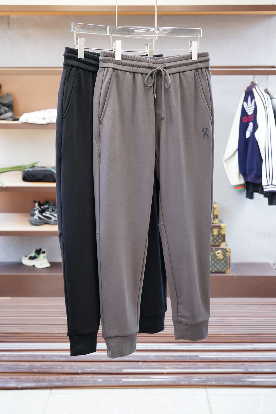 NO:540159,Algo Oupa-, new autumn and winter models, M-3XL, imported ultra-fine cotton spandex has a texture that is particularly breathable and comfortable. It uses a simple slim fit style, making the leg lines look more slender, and is a classic item that fits modern casual wardrobe. The embellished belt contrasts the details of the color, the hardware is high-end, and it adds a more exquisite embellishment. The fabric is made of ultra-fine yarn, which combines breathable characteristics, light texture and wrinkle resistance, making it an ideal choice for lively travel. This series of clothing is naturally absorbing moisture and comfortable to wear, without fear of climate change, alexander wang19860909Algo 欧跑-、秋冬新款, 码数M-3XL, 进口超细棉氨纶质感格外透气舒适.采用简约修身版型,令腿部线条更显修长,是契合现代休闲衣橱的经典单品.缀饰腰带撞色细节,五金高级,更添精致点缀. 面料选用超细纱线制成,兼具透气特质、轻盈质感与抗皱性能,是活力出行的理想之选.本系列服饰自然吸湿且穿着舒适,无惧气候变化,,alexander wang,Men's clothing