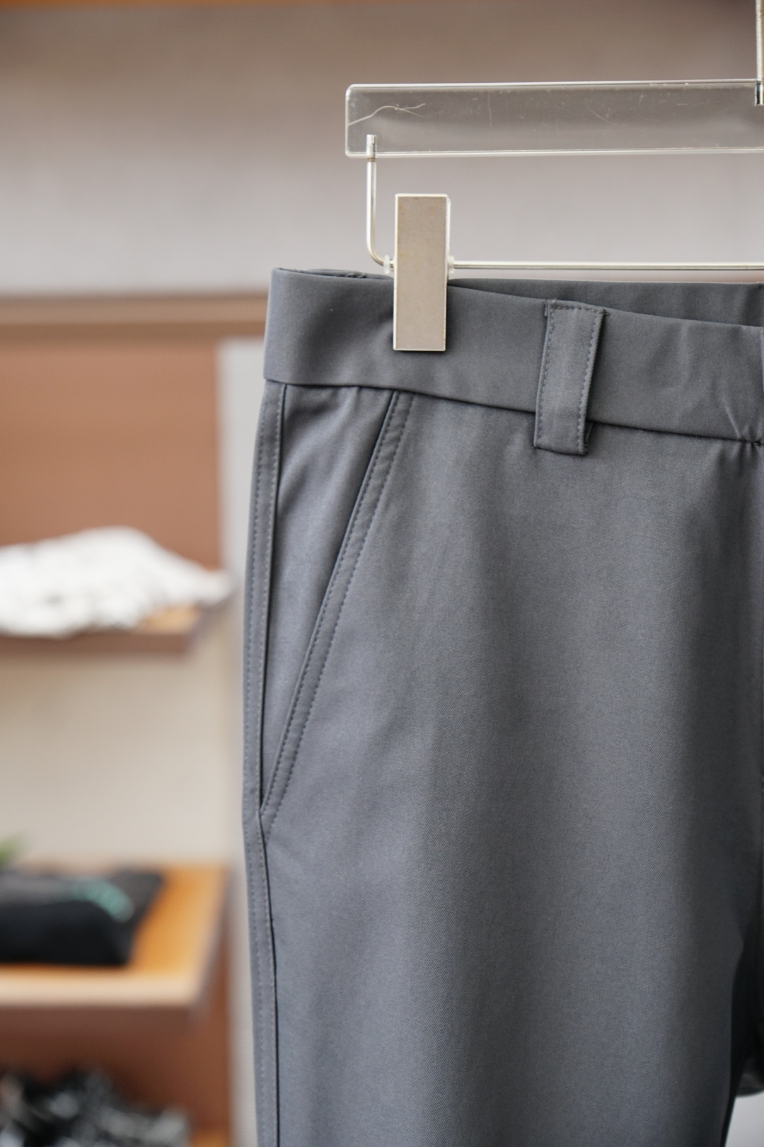 Prada普拉达-2025早秋新款休闲裤西裤，官网同步发售。品牌经典logo休闲裤，定制面料，舒适度极好