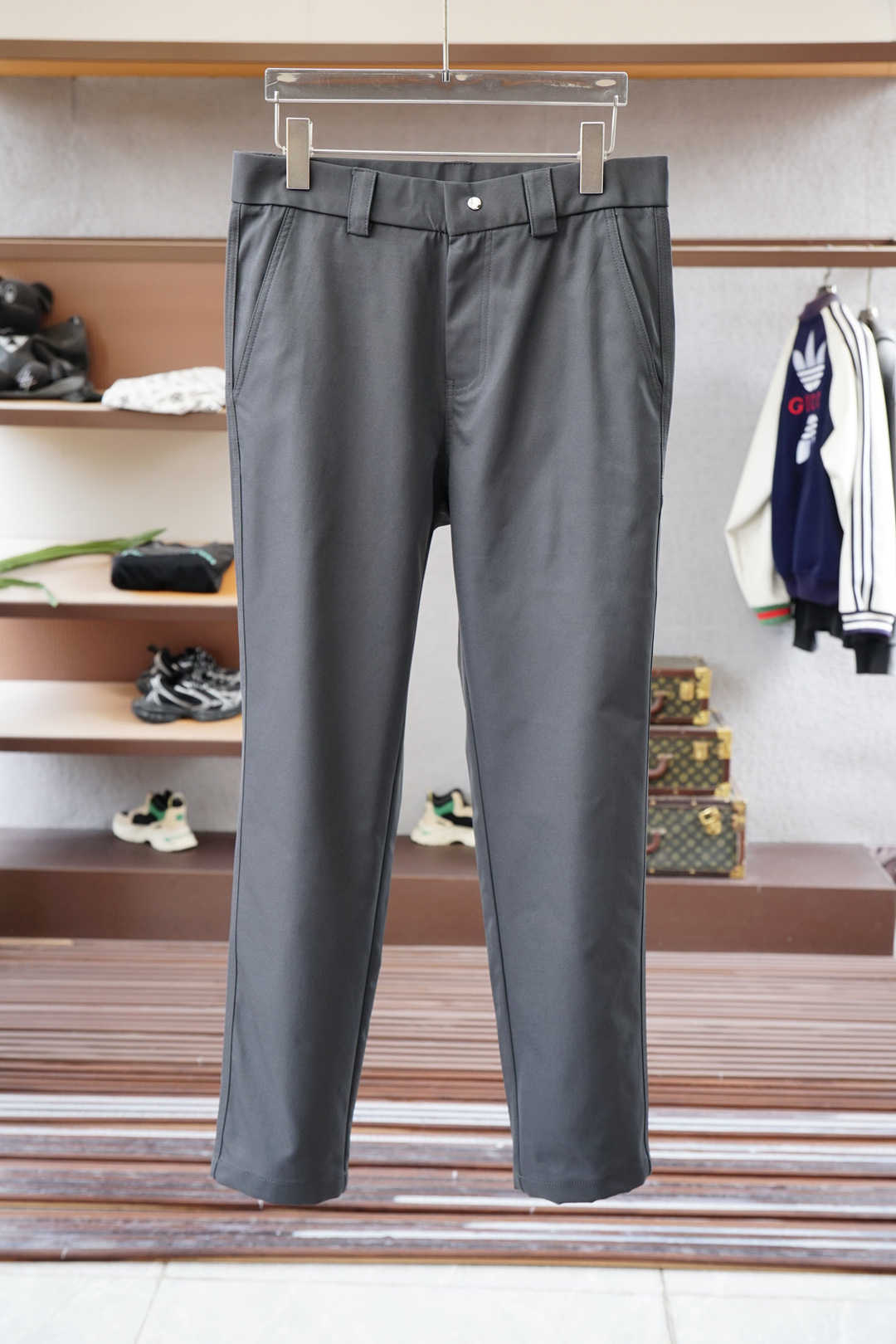 Prada普拉达-2025早秋新款休闲裤西裤，官网同步发售。品牌经典logo休闲裤，定制面料，舒适度极好