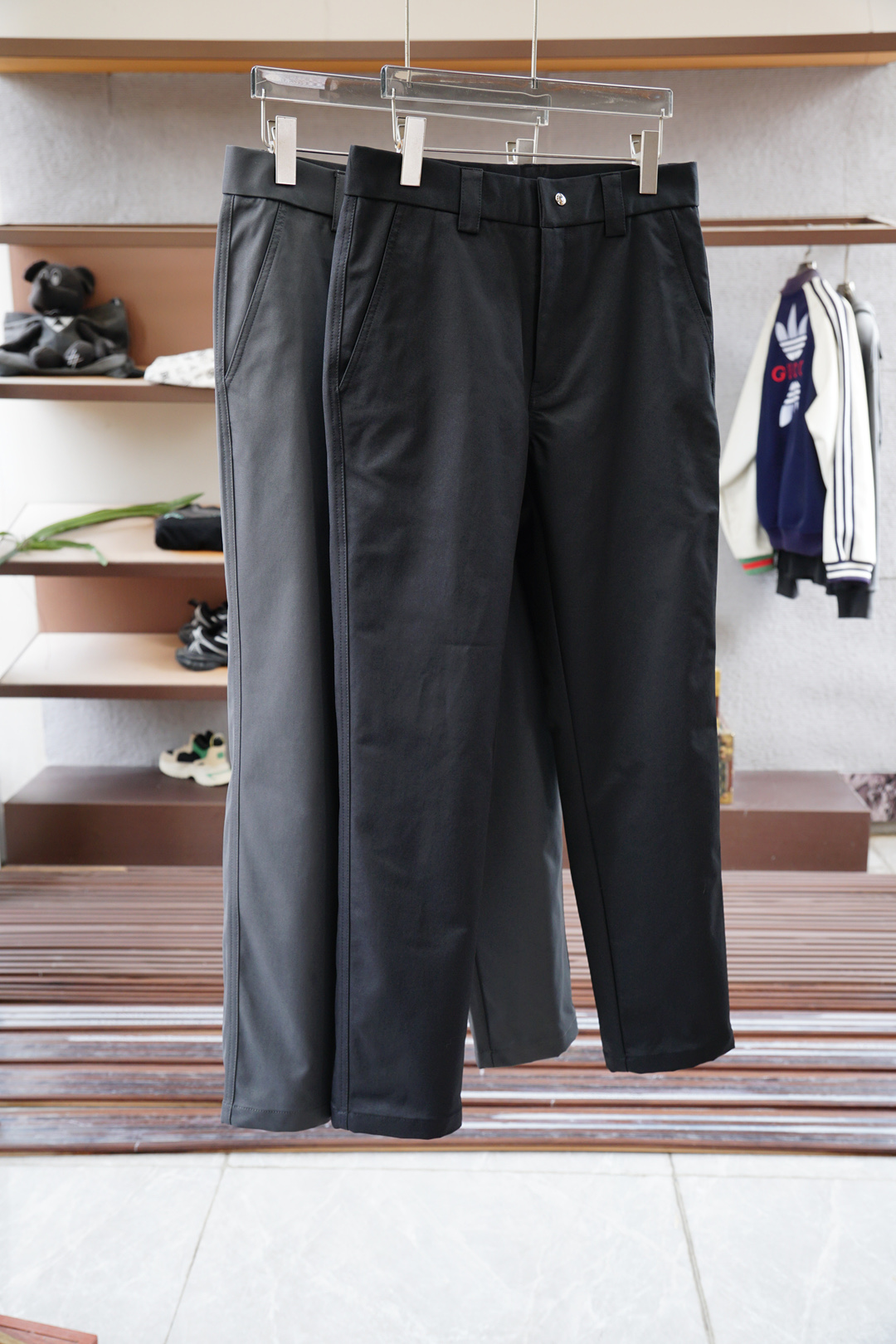 Prada普拉达-2025早秋新款休闲裤西裤，官网同步发售。品牌经典logo休闲裤，定制面料，舒适度极好