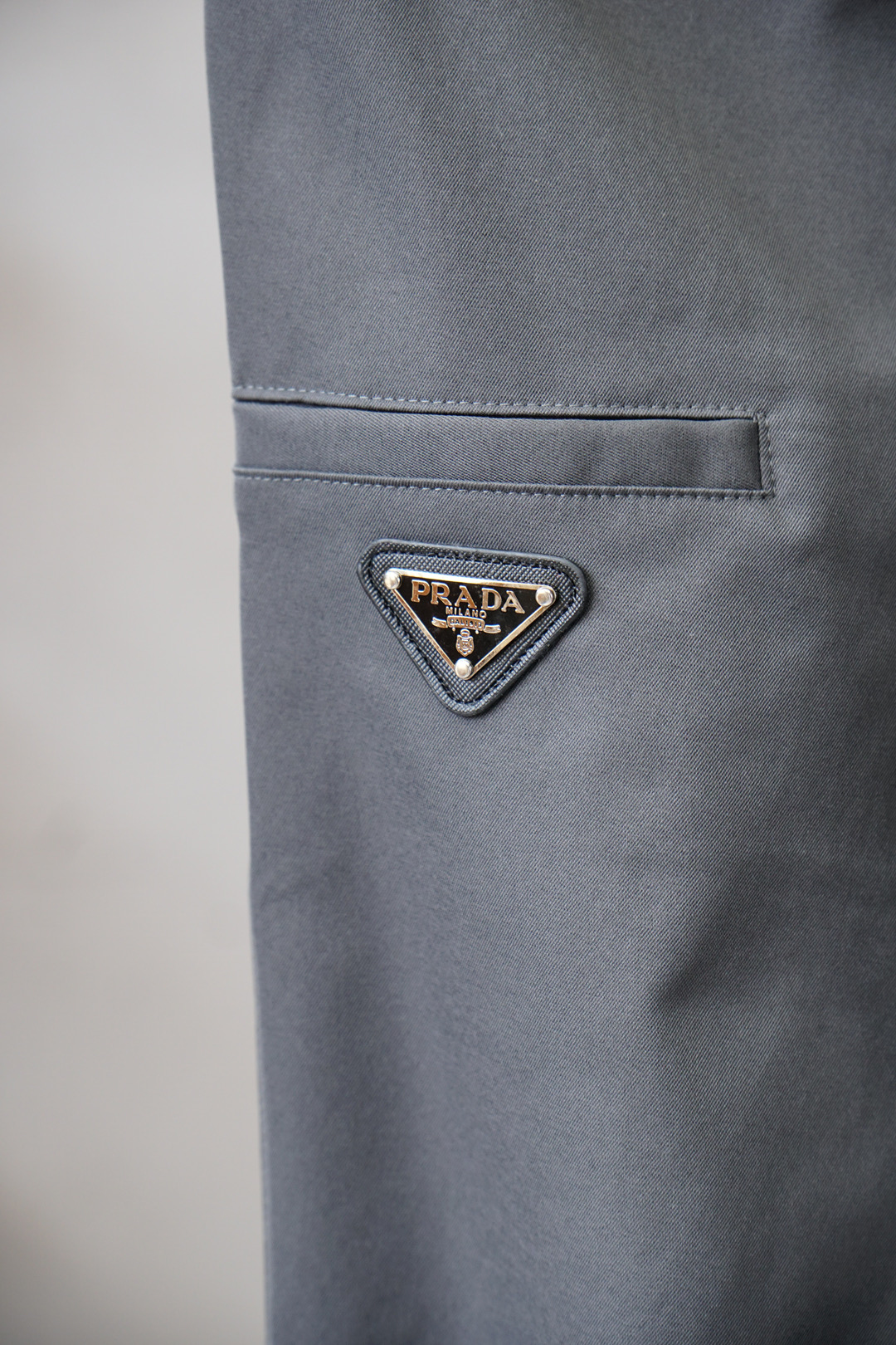 Prada普拉达-2025早秋新款休闲裤西裤，官网同步发售。品牌经典logo休闲裤，定制面料，舒适度极好