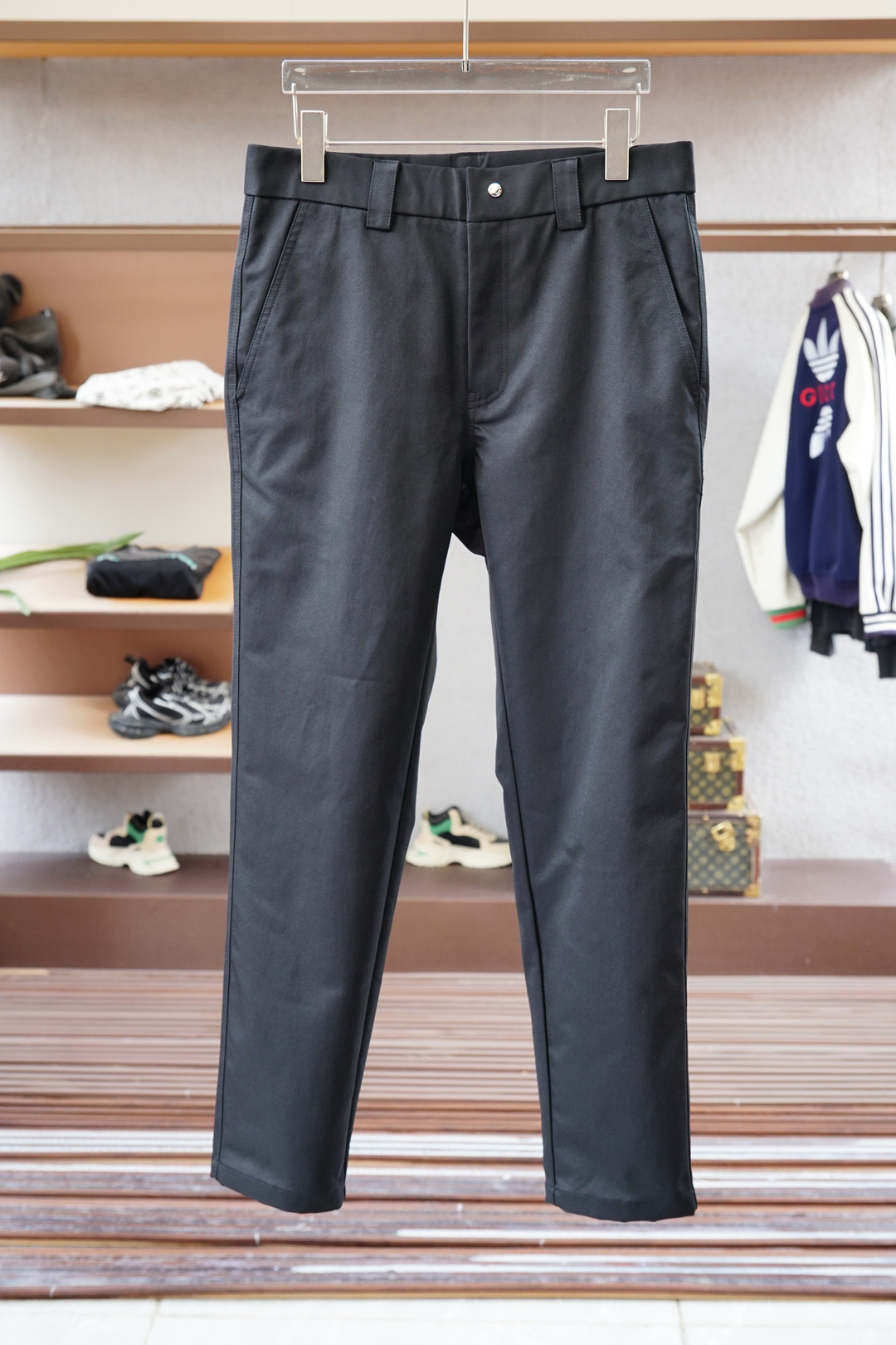 Prada普拉达-2025早秋新款休闲裤西裤，官网同步发售。品牌经典logo休闲裤，定制面料，舒适度极好