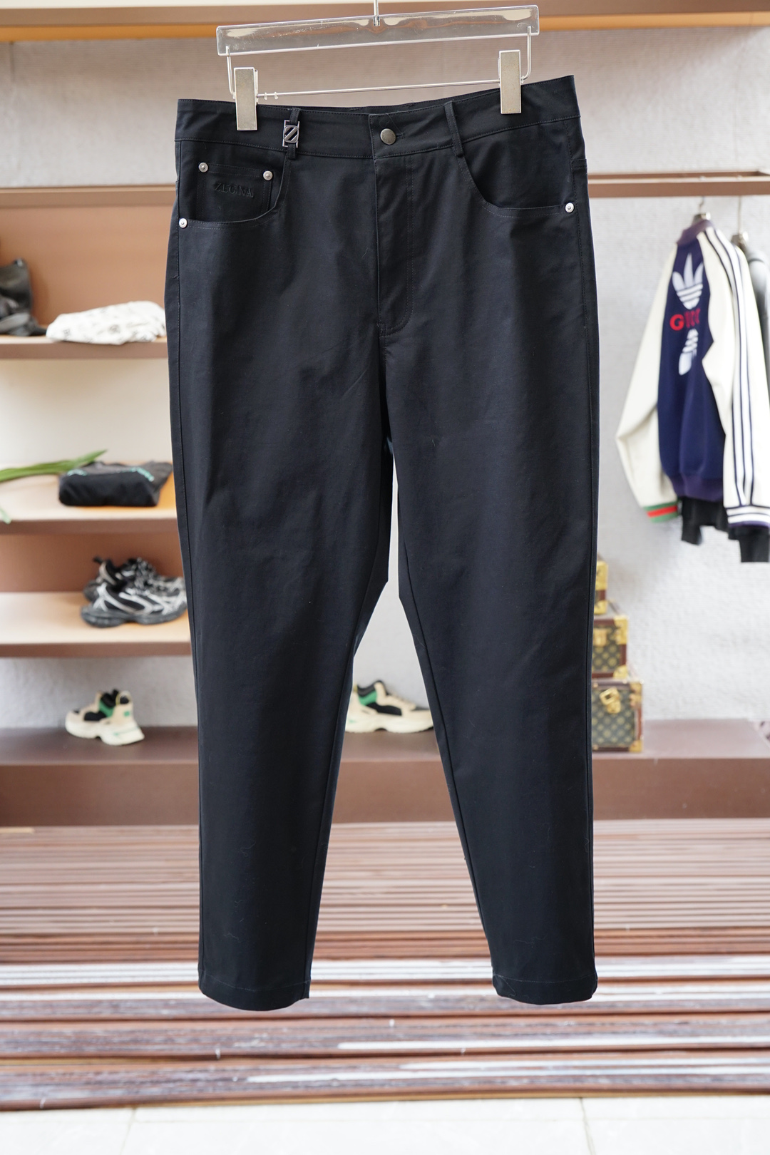 杰尼亚-2025早秋新款休闲西裤，官网同步发售。品牌经典logo休闲裤，定制面料，舒适度极好，手触感强烈