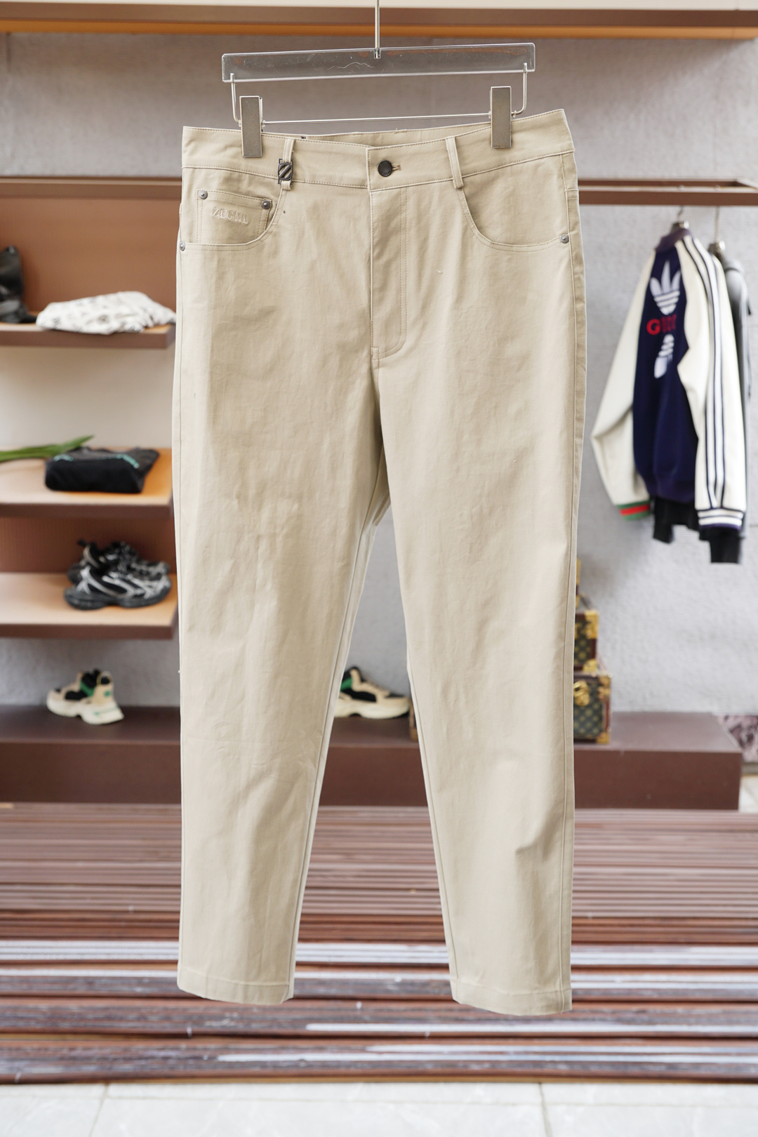 杰尼亚-2025早秋新款休闲西裤，官网同步发售。品牌经典logo休闲裤，定制面料，舒适度极好，手触感强烈