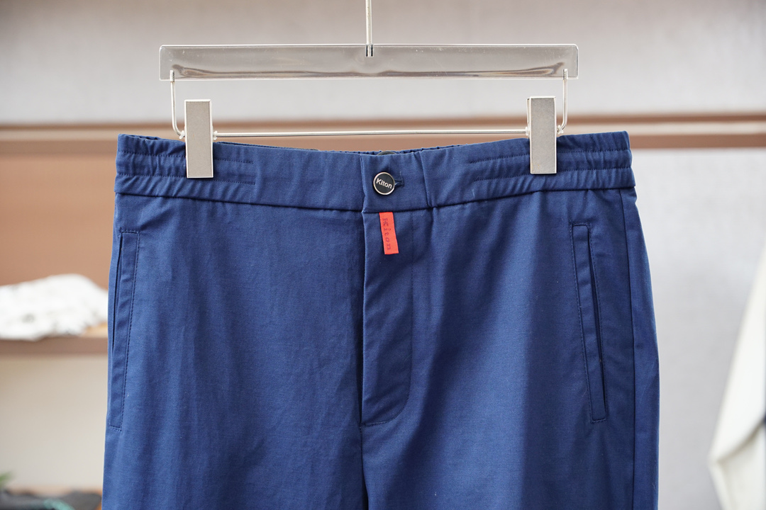 Kiton 奇顿2025早秋新款休闲裤!官网同步发售。品牌经典logo休闲裤，定制面料，舒适度极好，手触