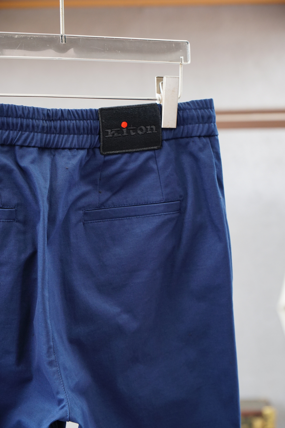Kiton 奇顿2025早秋新款休闲裤!官网同步发售。品牌经典logo休闲裤，定制面料，舒适度极好，手触