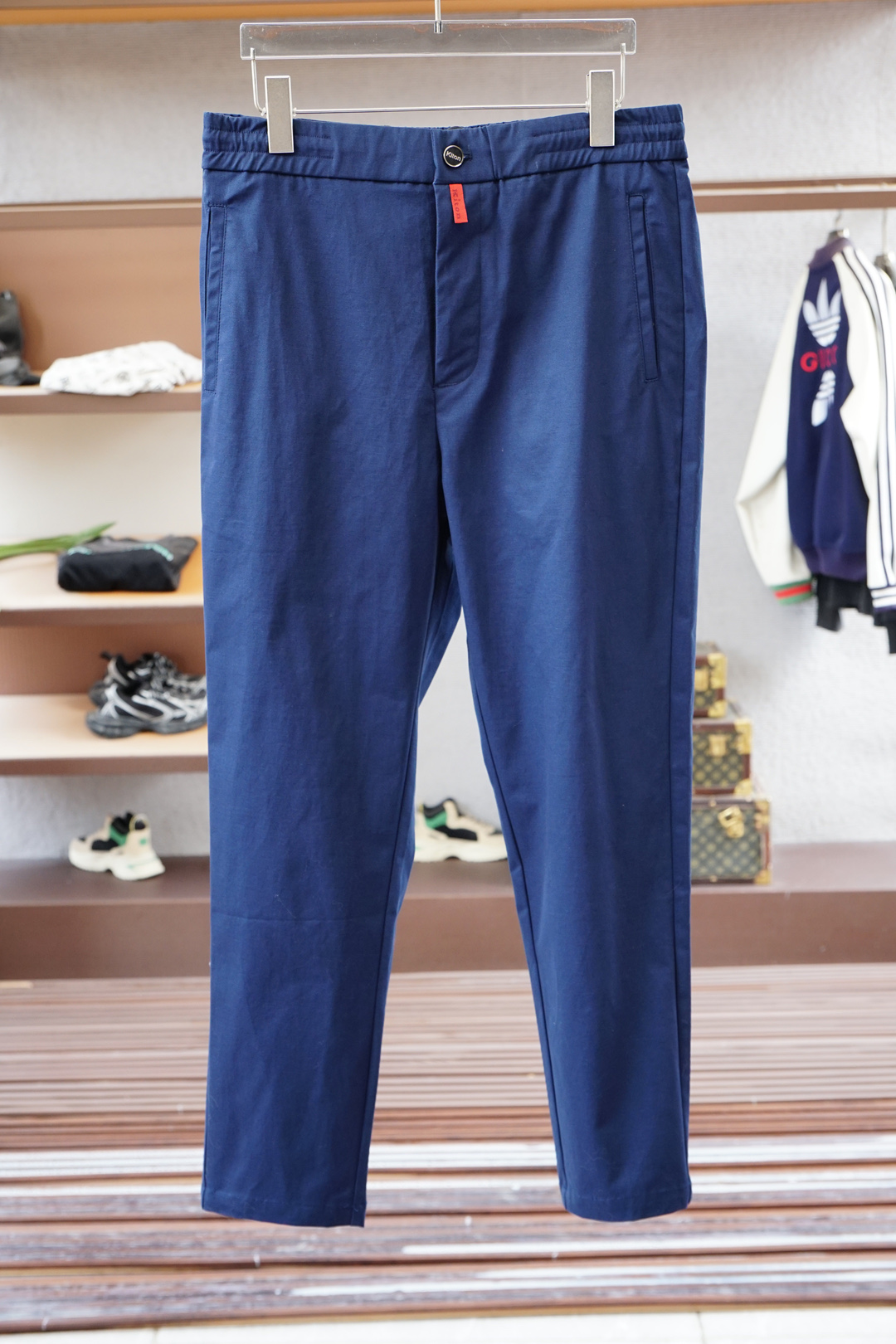 Kiton 奇顿2025早秋新款休闲裤!官网同步发售。品牌经典logo休闲裤，定制面料，舒适度极好，手触